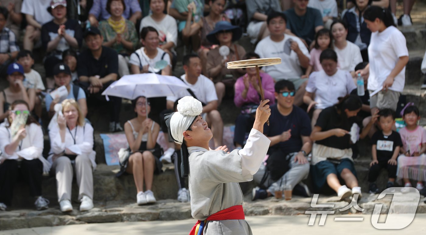 본문 이미지 - 추석 연휴 마지막 날인 18일 경기 용인시 기흥구 한국민속촌에서 공연단이 신명나는 풍물소리와 함께 멋진 전통 공연을 하고 있다. 2024.9.18/뉴스1 ⓒ News1 김영운 기자