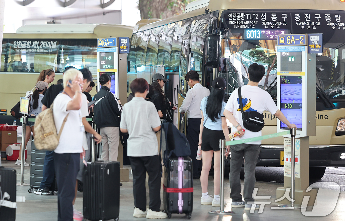 (인천=뉴스1) 김진환 기자 = 추석 연휴 마지막 날인 18일 인천국제공항 제1터미널 입국장 밖 버스정류장에서 오후 해외 여행에서 돌아온 여행객들이 버스를 기다리고 있다.한편, 인 …