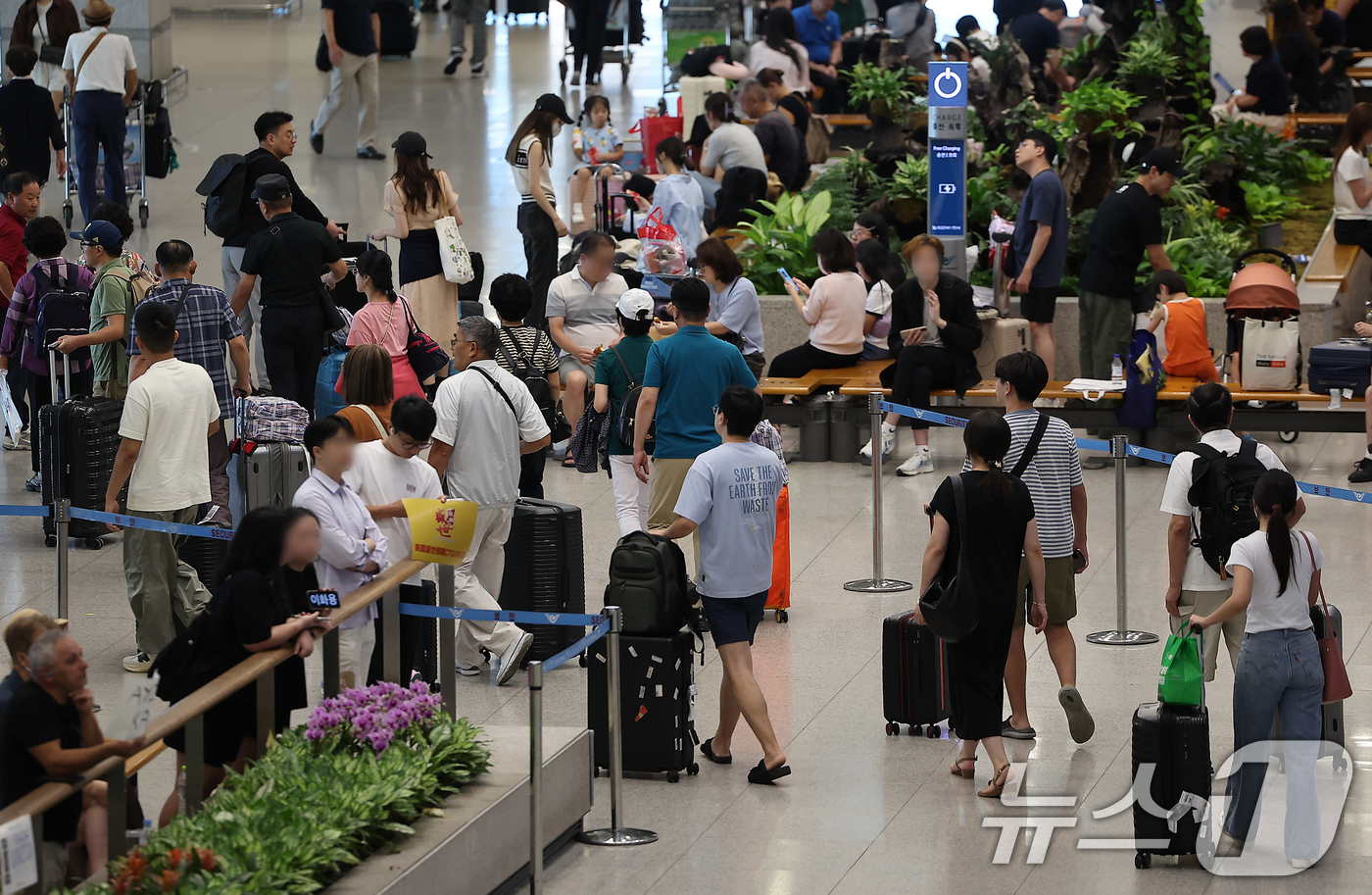 (인천=뉴스1) 김진환 기자 = 추석 연휴 마지막 날인 18일 오후 인천국제공항 제1터미널 입국장이 해외 여행에서 돌아오는 여행객들로 붐비고 있다.한편, 인천국제공항공사는 이번 추 …