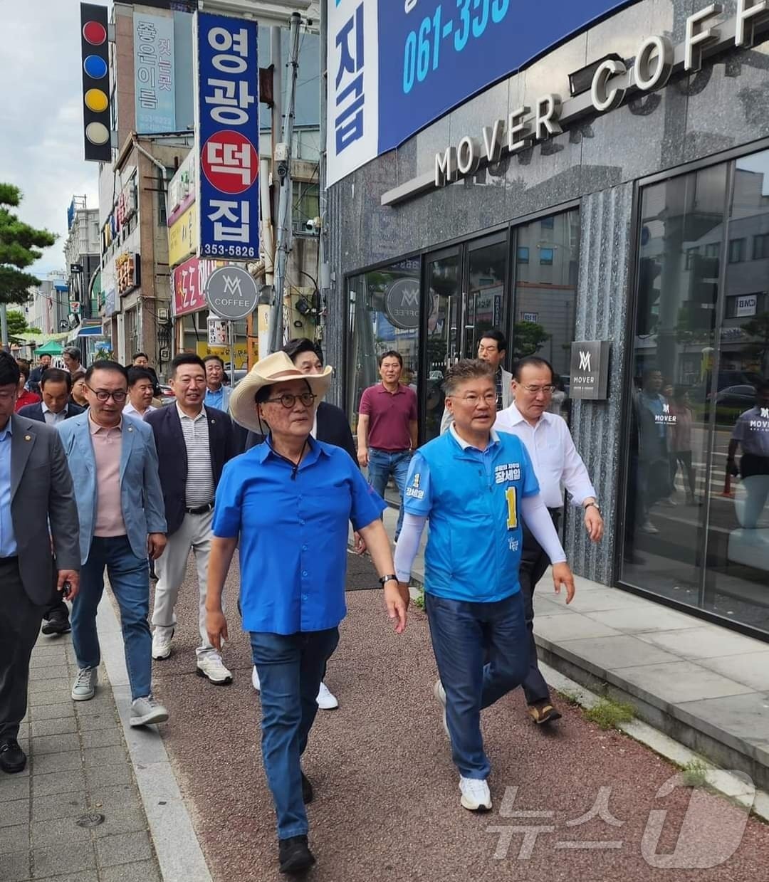 본문 이미지 - 10·16 전남 영광군수 재선거 선거대책위원장을 맡은 더불어민주당 박지원 의원이 16일 장세일 후보와 함께 영광 시내를 돌며 유세를 벌이고 있다.(박지원 의원실 제공)2024.9.18./뉴스1 ⓒ News1 서충섭 기자