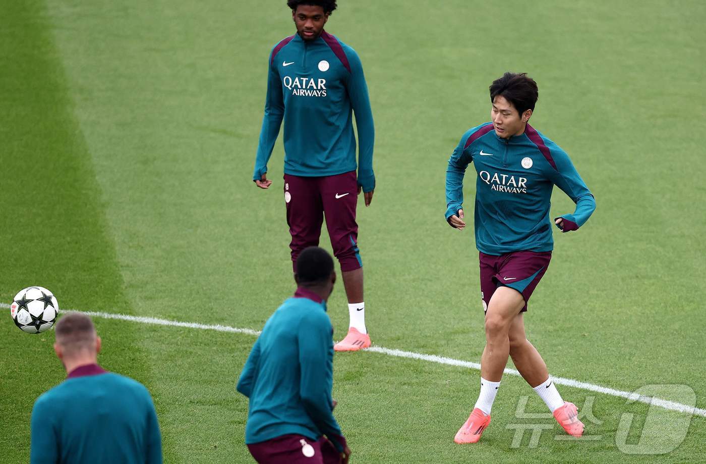 본문 이미지 - 이강인(오른쪽)이 19일(한국시간) 열리는 지로나와 2024-25 UEFA 챔피언스리그 지로나전을 앞두고 팀 훈련을 소화하고 있다. ⓒ AFP=뉴스1