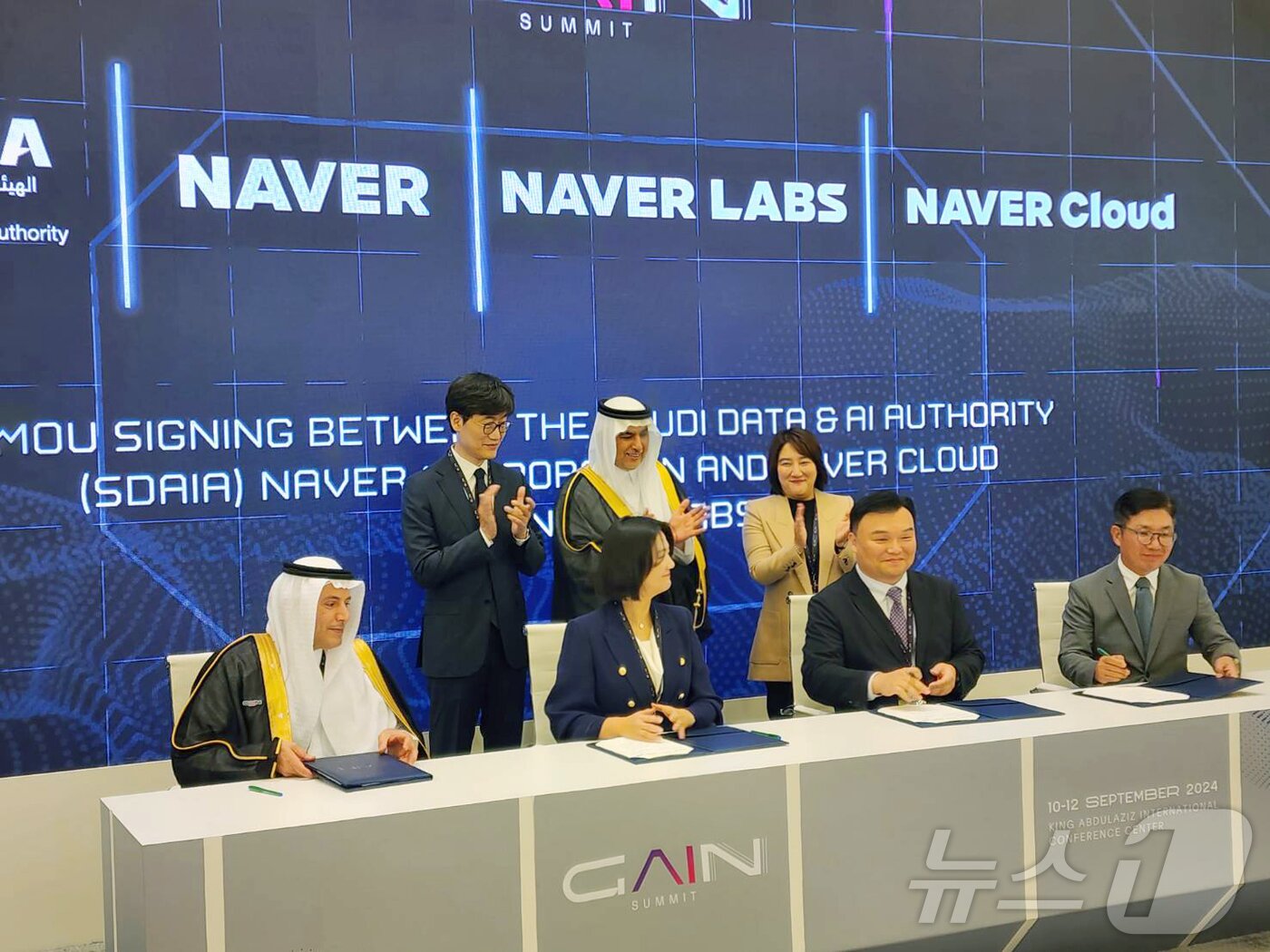 본문 이미지 - 왼쪽부터 H.E. Dr. Esam Alwagait NIC 디렉터, 이해진 GIO, 최수연 네이버 대표, H.E. Dr. Abdullah Alghamdi 데이터인공지능청장, 채선주 네이버 대외/ESG 정책 대표, 석상옥 네이버랩스 대표, 김유원 네이버클라우드 대표(네이버 제공) ⓒ News1 김민석 기자