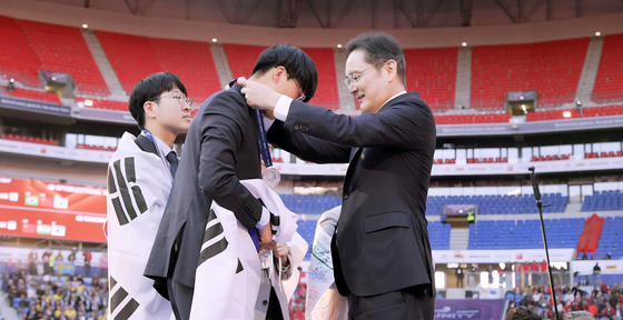 '키다리 아저씨' 10년의 진심…삼성전자, 대통령표창 받았다