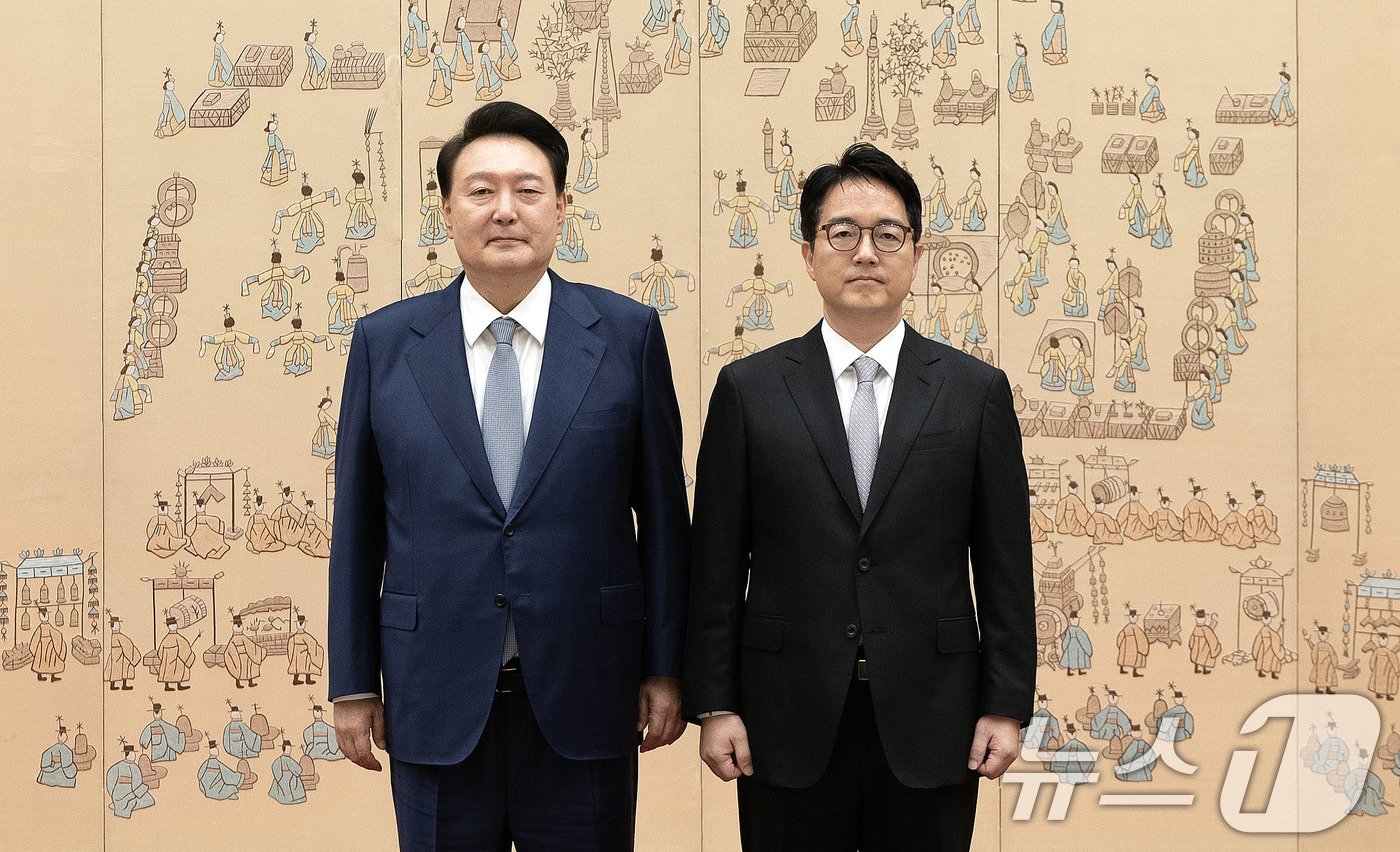 본문 이미지 - 윤석열 대통령이 18일 서울 용산 대통령실 청사에서 심우정 신임 검찰총장에게 임명장을 수여한 뒤 기념 촬영을 하고 있다. (대통령실 제공) 2024.9.18/뉴스1 ⓒ News1 박지혜 기자