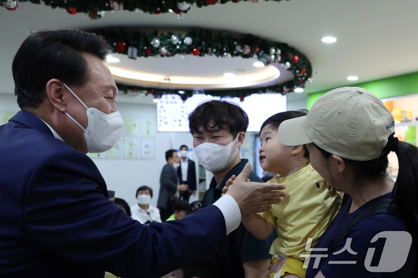 윤석열 대통령이 18일 서울 성북구 우리아이들병원을 찾아 진료 대기중인 어린이 환자 및 보호자와 인사를 나누고 있다. &#40;대통령실 제공&#41; 2024.9.18/뉴스1 ⓒ News1 박지혜 기자