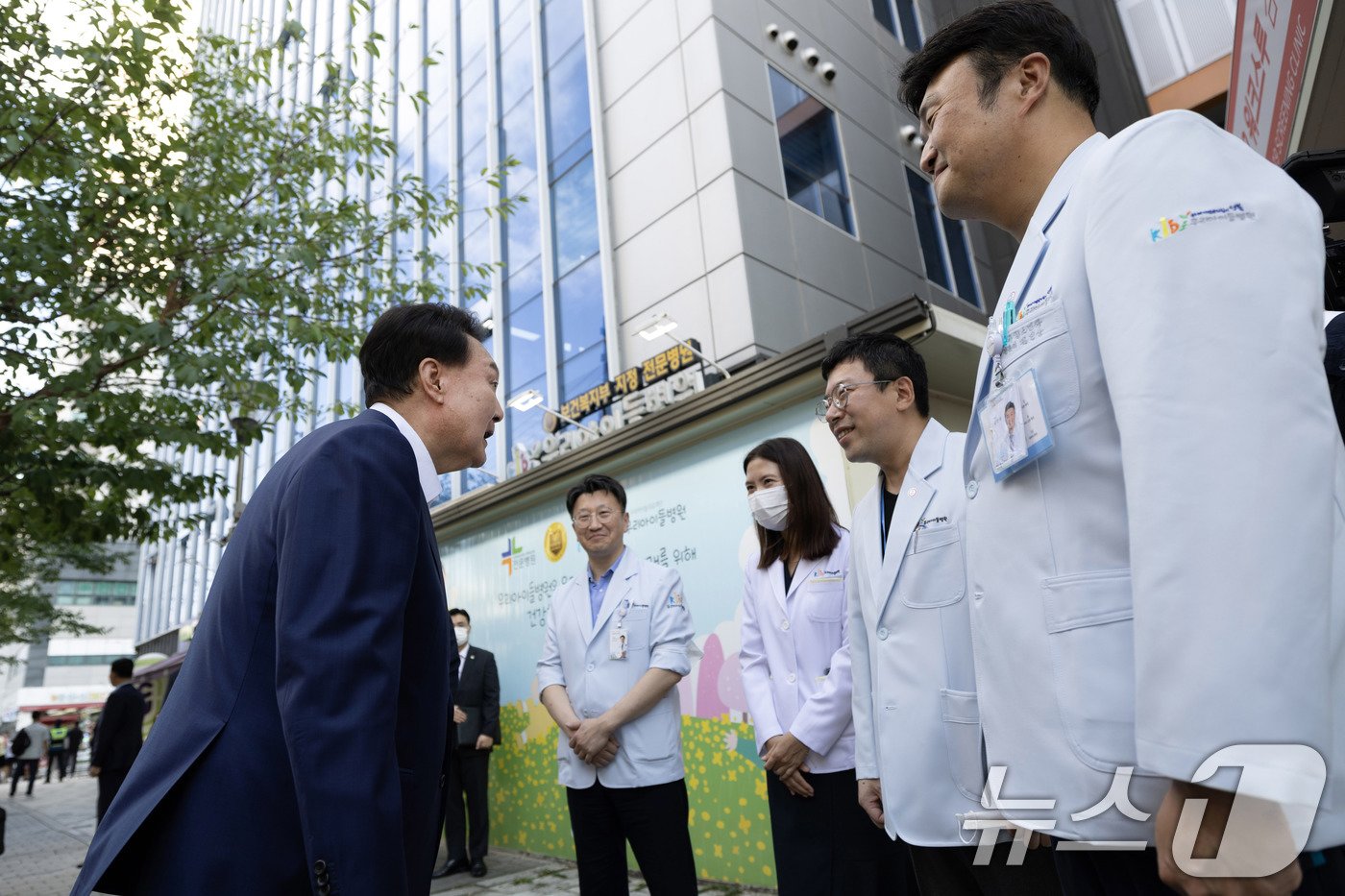 윤석열 대통령이 18일 서울 성북구 우리아이들병원을 찾아 의료진과 인사를 나누고 있다. &#40;대통령실 제공&#41; 2024.9.18/뉴스1 ⓒ News1 박지혜 기자