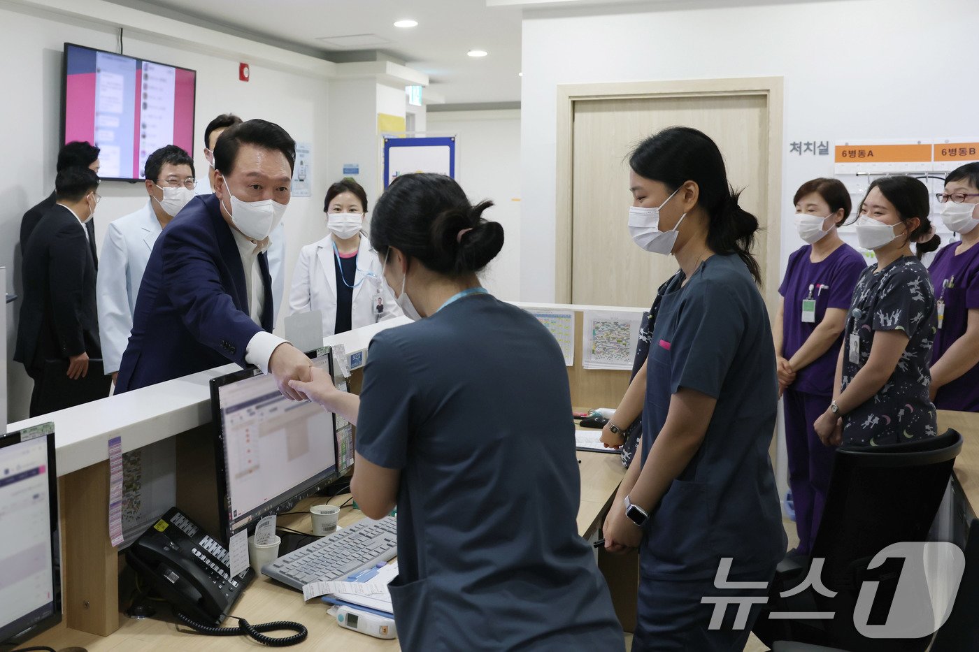 윤석열 대통령이 18일 서울 성북구 우리아이들병원을 찾아 의료진과 인사를 나누고 있다. &#40;대통령실 제공&#41; 2024.9.18/뉴스1 ⓒ News1 박지혜 기자