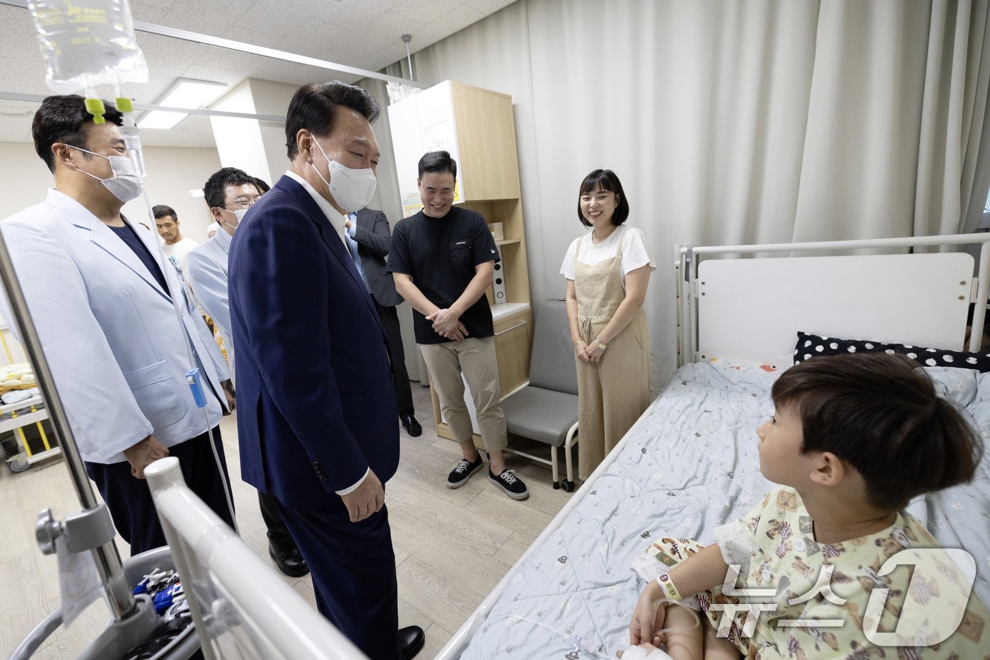 본문 이미지 - 윤석열 대통령이 18일 서울 성북구 우리아이들병원을 찾아 입원중인 어린이를 위로하고 있다. (대통령실 제공) 2024.9.18/뉴스1 ⓒ News1 박지혜 기자