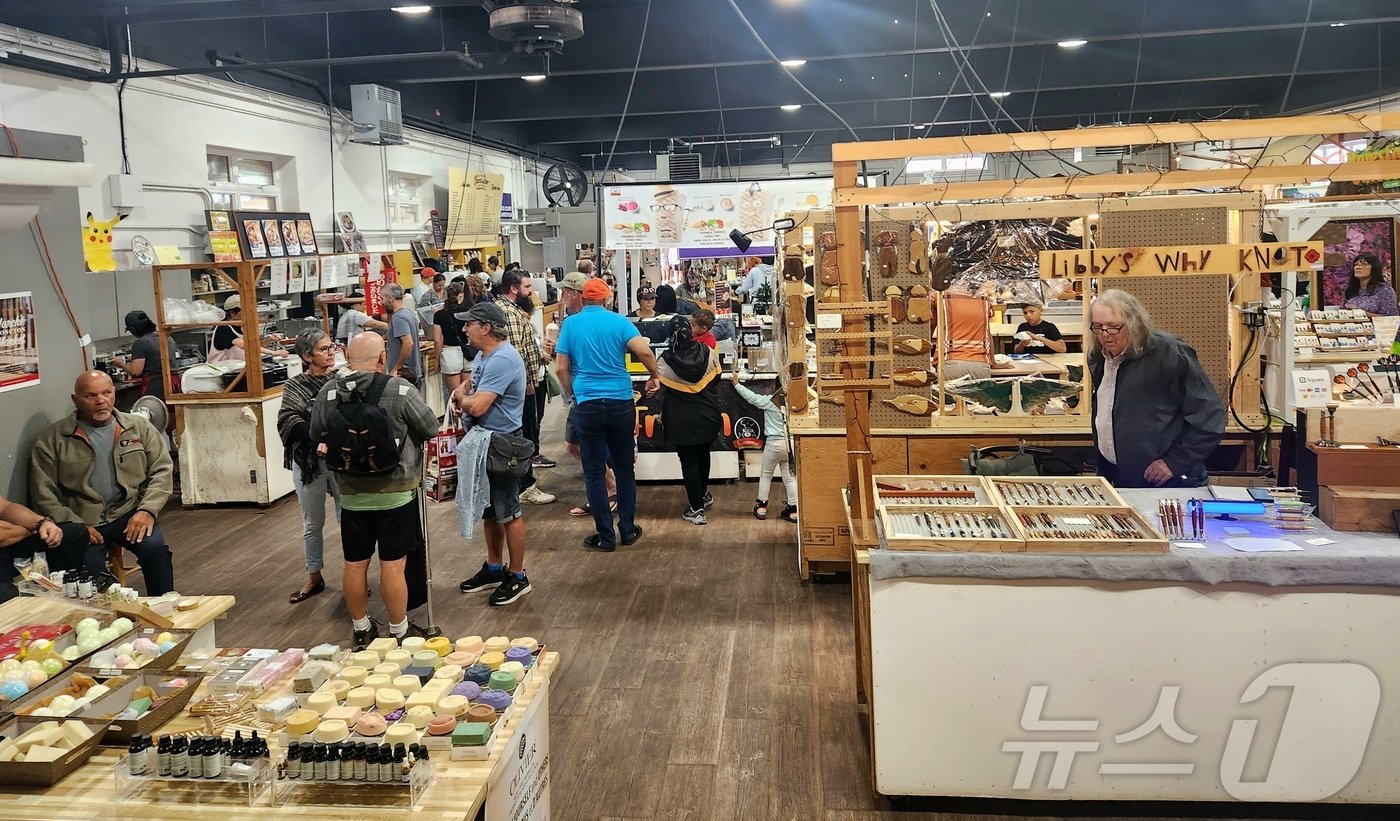 본문 이미지 - 매주 토요일마다 열리는 뉴브런즈 윅주 몽튼 지역의 지역의 &#39;Marche Moncton market&#39;에서 상인들이 직접 만든 파이 등을 판매하고 있다. 2024.09.14/ⓒ 뉴스1 김남희 통신원