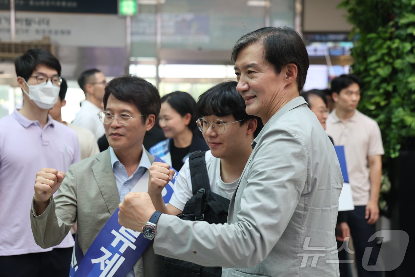 조국 조국혁신당 대표와 류제성 부산 금정구청장 보궐선거 후보. 2024.9.18/뉴스1