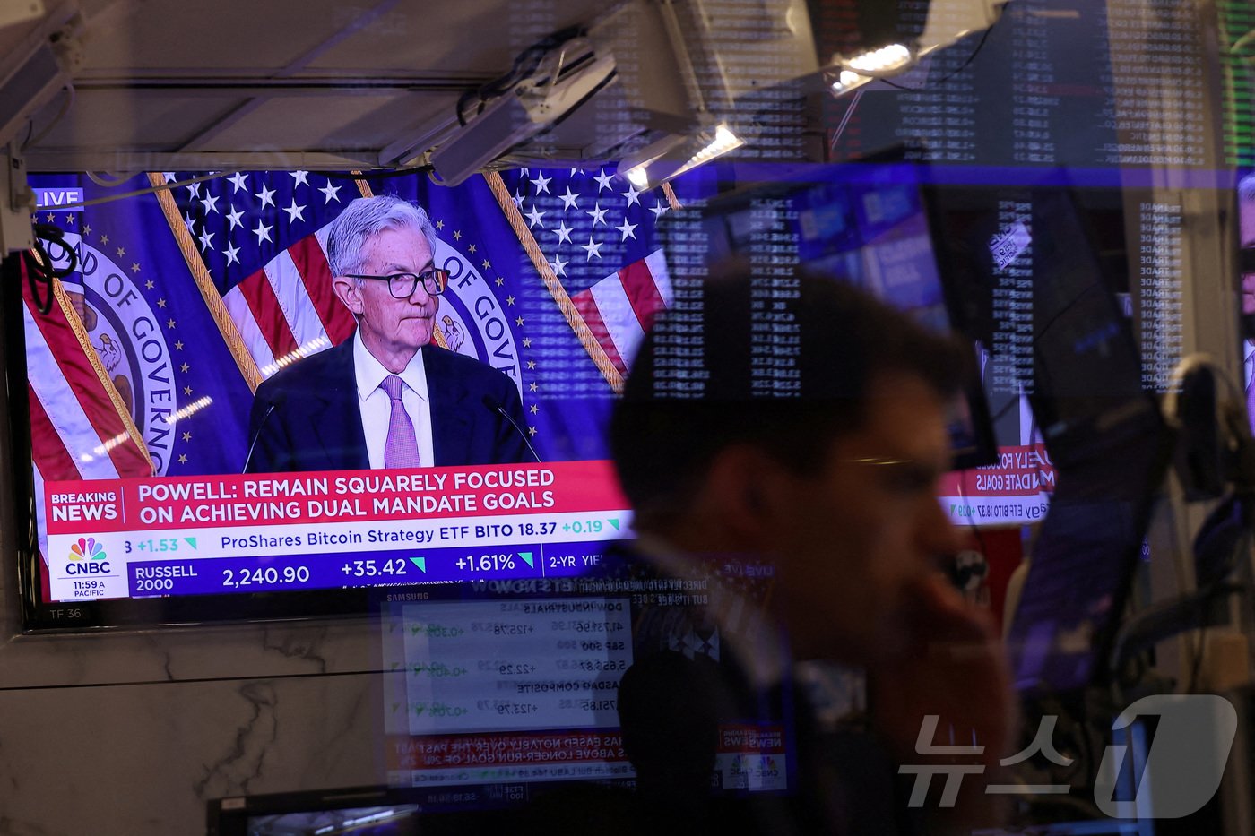본문 이미지 - 제롬 파월 연방준비제도 의장이 18일(현지시간) 기준금리를 0.5%포인트 인하하는 '빅컷' 단행 후 기자회견을 진행하고 있는 모습이 뉴욕증권거래소(NYSE)의 TV 화면을 통해 방영되고 있다. ⓒ 로이터=뉴스1 ⓒ News1 류정민 특파원