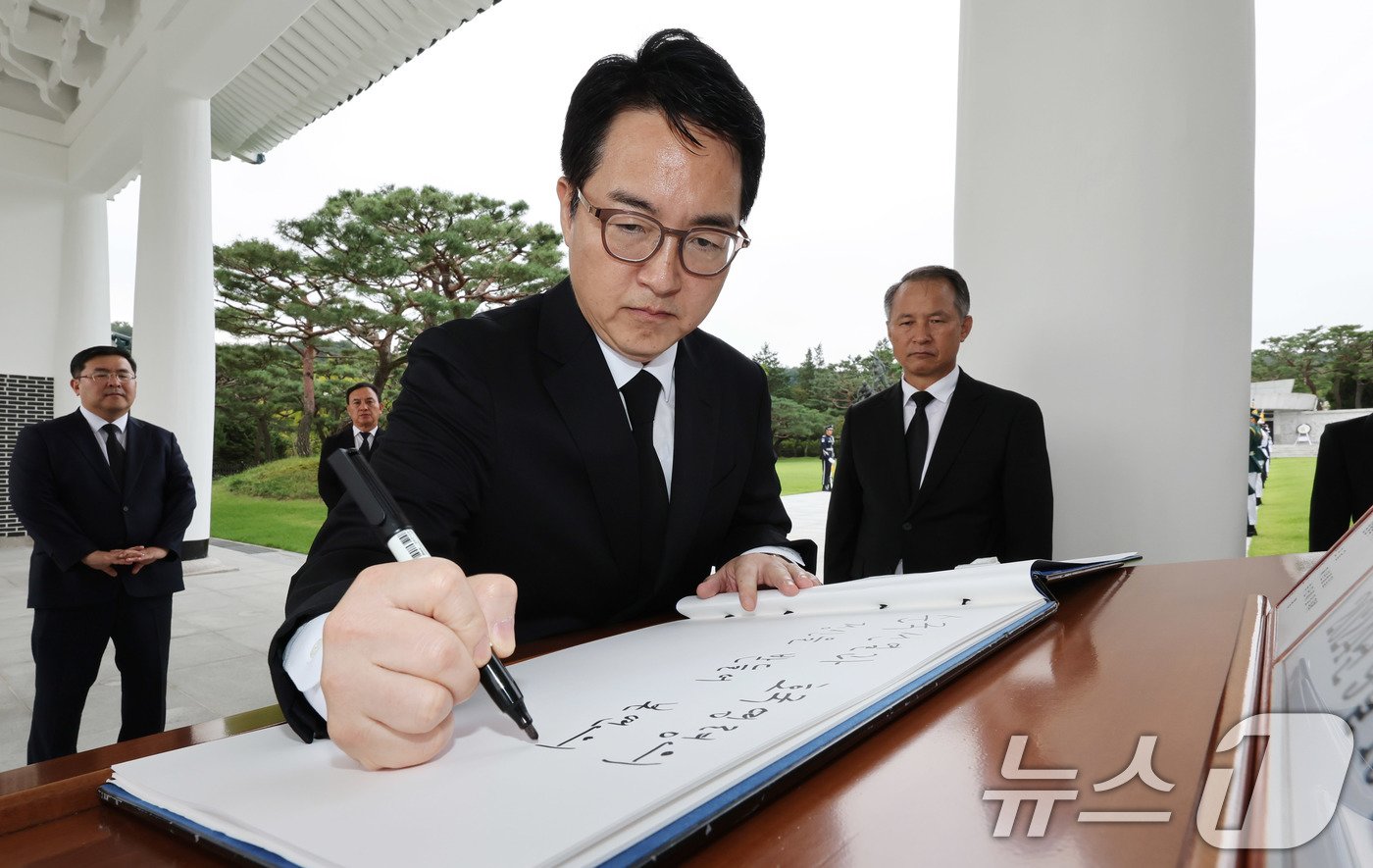 본문 이미지 - 심우정 신임 검찰총장이 19일 오전 서울 동작구 국립서울현충원을 방문해 참배 한 뒤 방명록을 작성하고 있다. 2024.9.19/뉴스1 ⓒ News1 박지혜 기자