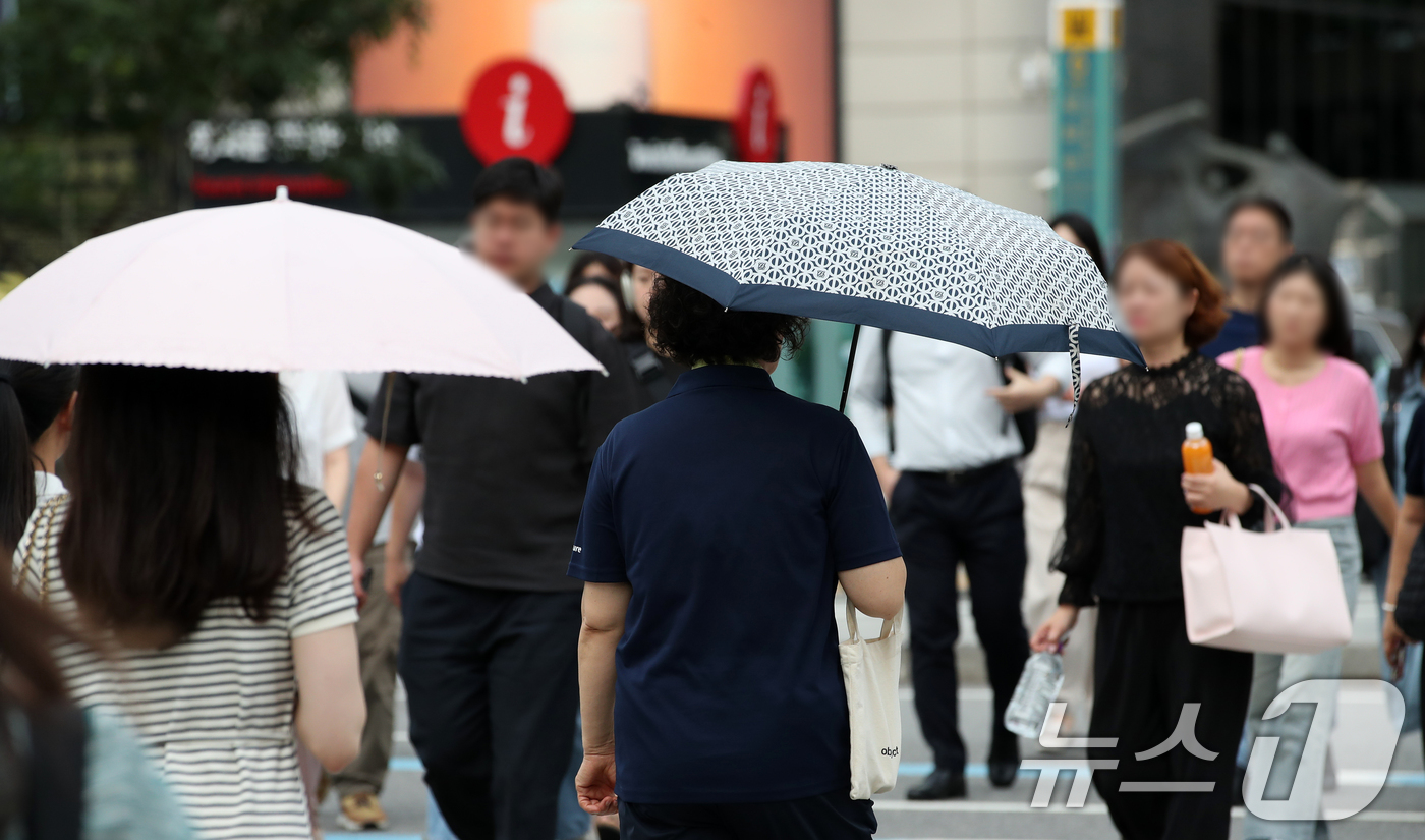 (서울=뉴스1) 이승배 기자 = 추석 연휴가 끝난 19일 오전 서울 세종대로 광화문광장 인근에서 시민들이 발걸음을 옮기고 있다. 2024.9.19/뉴스1