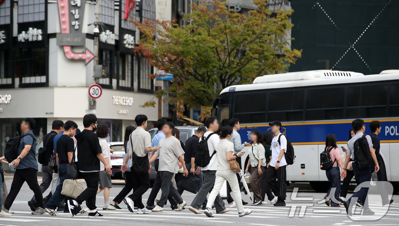 (서울=뉴스1) 이승배 기자 = 추석 연휴가 끝난 19일 오전 서울 세종대로 광화문광장 인근에서 시민들이 발걸음을 옮기고 있다. 2024.9.19/뉴스1