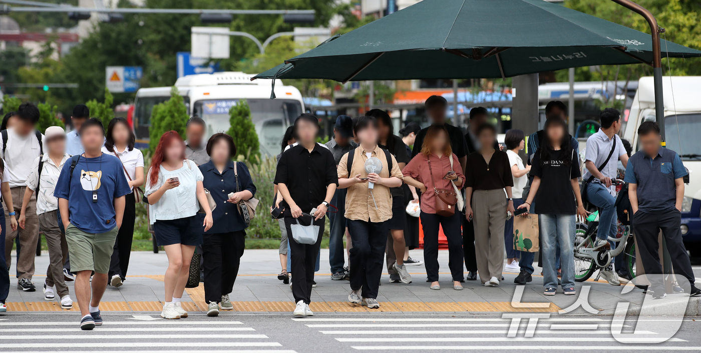 (서울=뉴스1) 이승배 기자 = 추석 연휴가 끝난 19일 오전 서울 세종대로 광화문광장 인근에서 시민들이 보행신호를 기다리고 있다. 2024.9.19/뉴스1