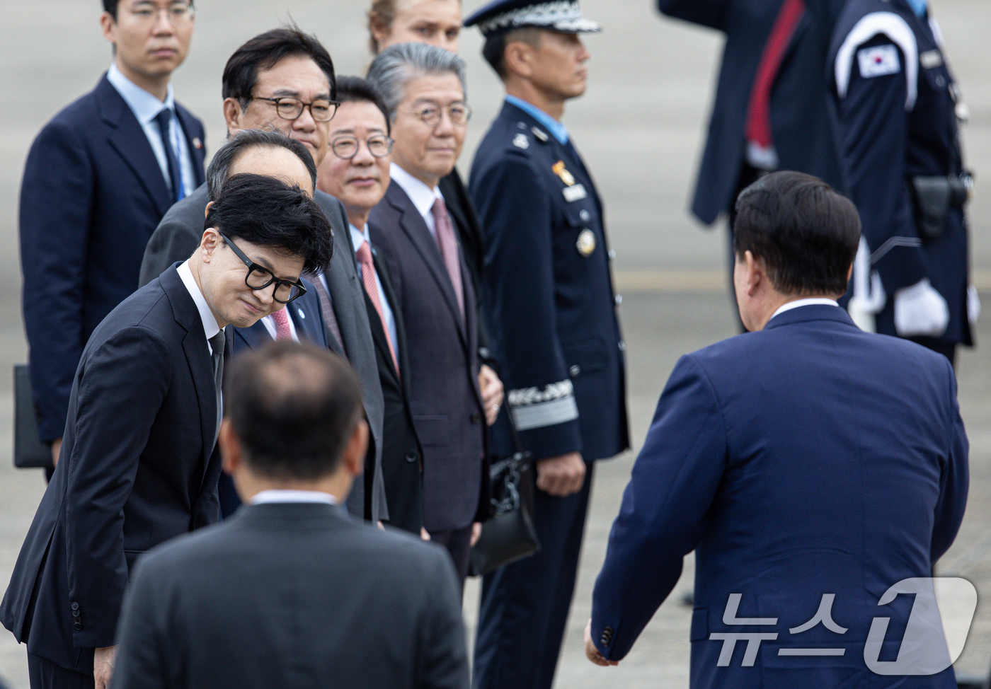 (성남=뉴스1) 이재명 기자 = 윤석열 대통령이 18일 오전 경기도 성남시 서울공항에서 체코로 출국하기 전 한동훈 국민의힘 대표와 인사하고 있다.윤 대통령은 이번 체코 방문을 통해 …