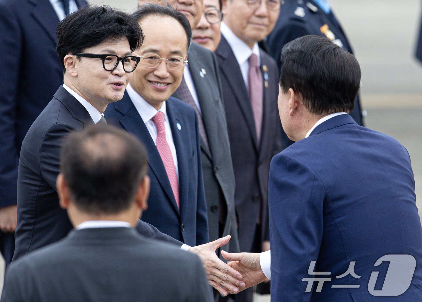 본문 이미지 - 윤석열 대통령이 19일 오전 경기도 성남시 서울공항에서 체코로 출국하기 전 한동훈 국민의힘 대표와 인사하고 있다. 윤 대통령은 이번 체코 방문을 통해 지난 7월 한국수력원자력이 두코바니 신규 원전 건설사업의 우선협상대상자로 선정된 이후 후속 조치에 매진한다는 방침이다. 2024.9.19/뉴스1 ⓒ News1 이재명 기자