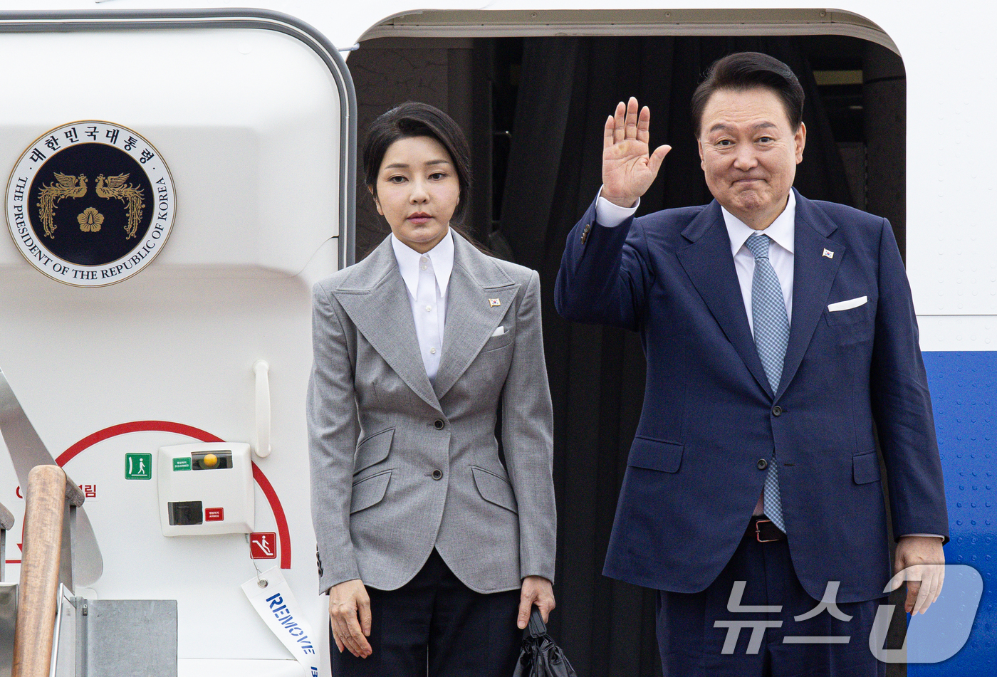 (성남=뉴스1) 이재명 기자 = 윤석열 대통령과 김건희 여사가 19일 오전 경기도 성남시 서울공항에서 체코로 출국하기 위해 공군 1호기에 올라 인사하고 있다.윤 대통령은 이번 체코 …