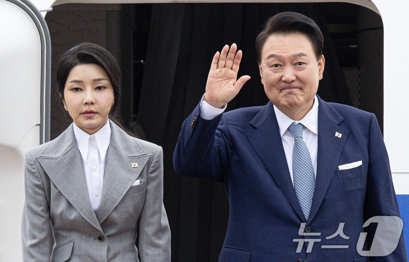 본문 이미지 - 윤석열 대통령과 김건희 여사가 19일 오전 경기도 성남시 서울공항에서 체코로 출국하기 위해 공군 1호기에 올라 인사하고 있다. 윤 대통령은 이번 체코 방문을 통해 지난 7월 한국수력원자력이 두코바니 신규 원전 건설사업의 우선협상대상자로 선정된 이후 후속 조치에 매진한다는 방침이다. 2024.9.19/뉴스1 ⓒ News1 이재명 기자