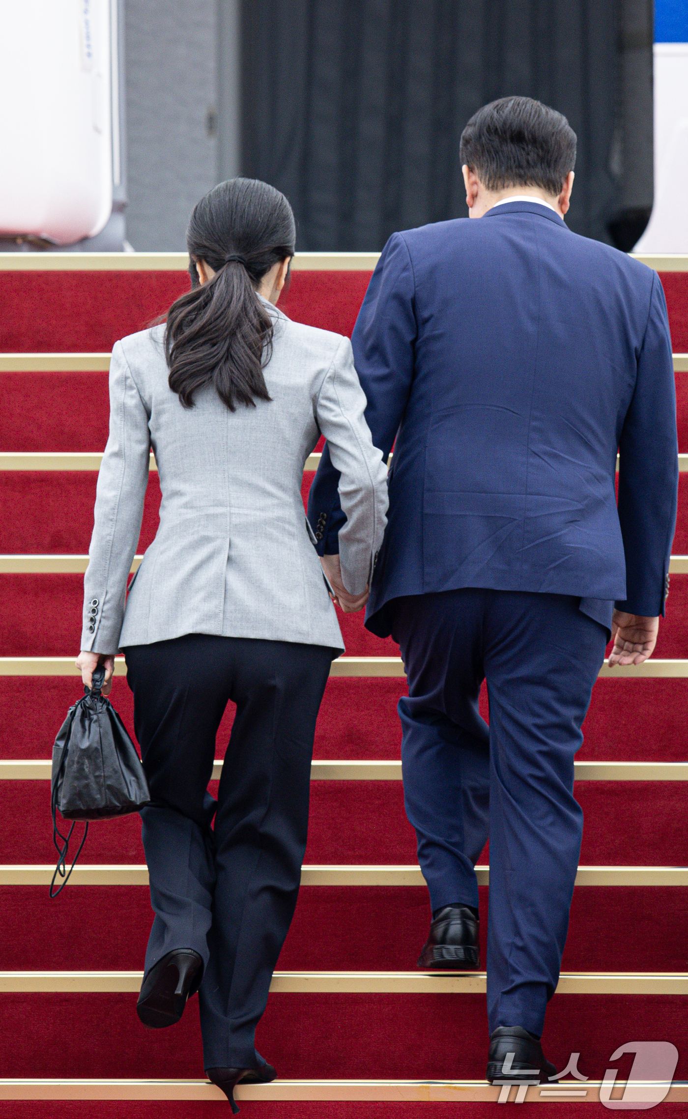 (성남=뉴스1) 이재명 기자 = 윤석열 대통령과 김건희 여사가 19일 오전 경기도 성남시 서울공항에서 체코로 출국하기 위해 공군 1호기에 오르고 있다.윤 대통령은 이번 체코 방문을 …