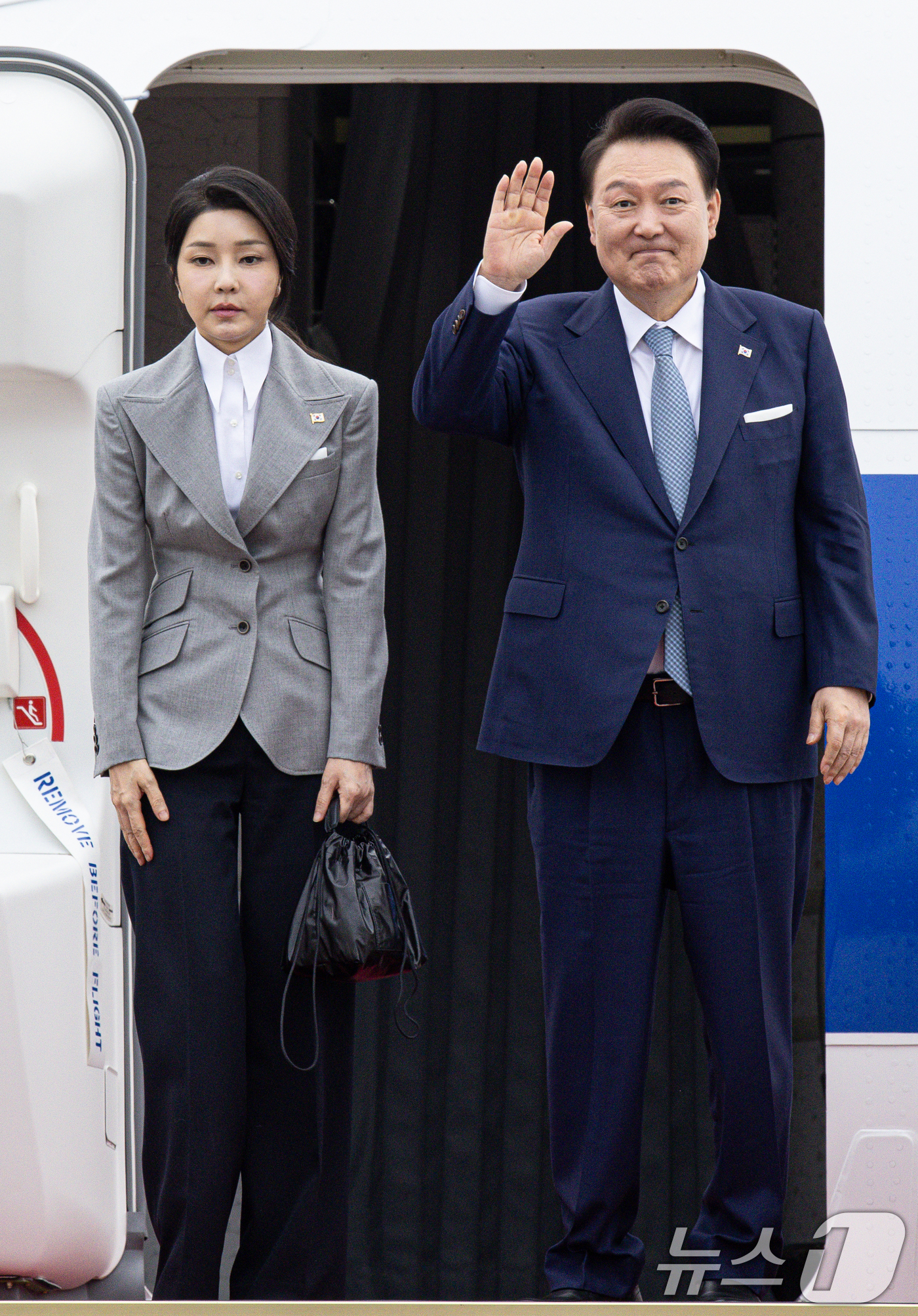 (성남=뉴스1) 이재명 기자 = 윤석열 대통령과 김건희 여사가 19일 오전 경기도 성남시 서울공항에서 체코로 출국하기 위해 공군 1호기에 올라 인사하고 있다.윤 대통령은 이번 체코 …