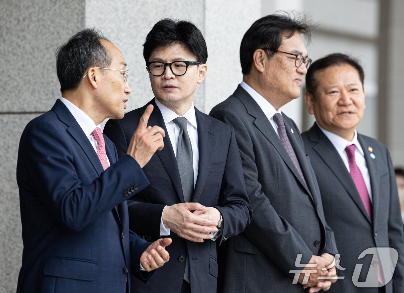 본문 이미지 - 한동훈 국민의힘 대표(왼쪽 두 번째)와 추경호 원내대표가 19일 오전 경기도 성남시 서울공항에서 체코로 출국하는 윤석열 대통령을 환송하기 전 대화를 하고 있다. 2024.9.19/뉴스1 ⓒ News1 이재명 기자