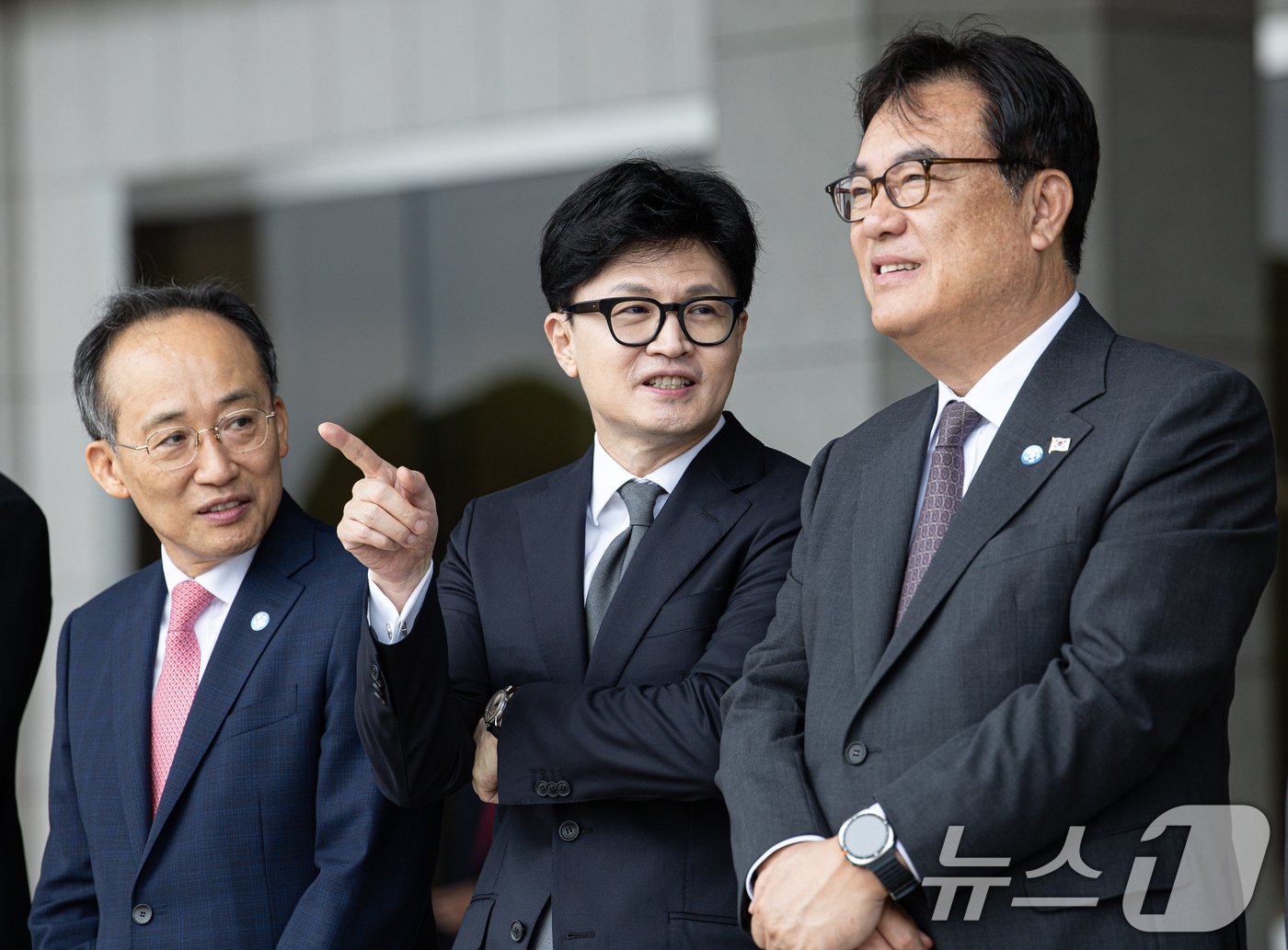 본문 이미지 - 한동훈 국민의힘 대표(가운데)와 정진석 대통령 비서실장 19일 오전 경기도 성남시 서울공항에서 체코로 출국하는 윤석열 대통령을 환송하기 전 대화를 하고 있다. 2024.9.19/뉴스1 ⓒ News1 이재명 기자