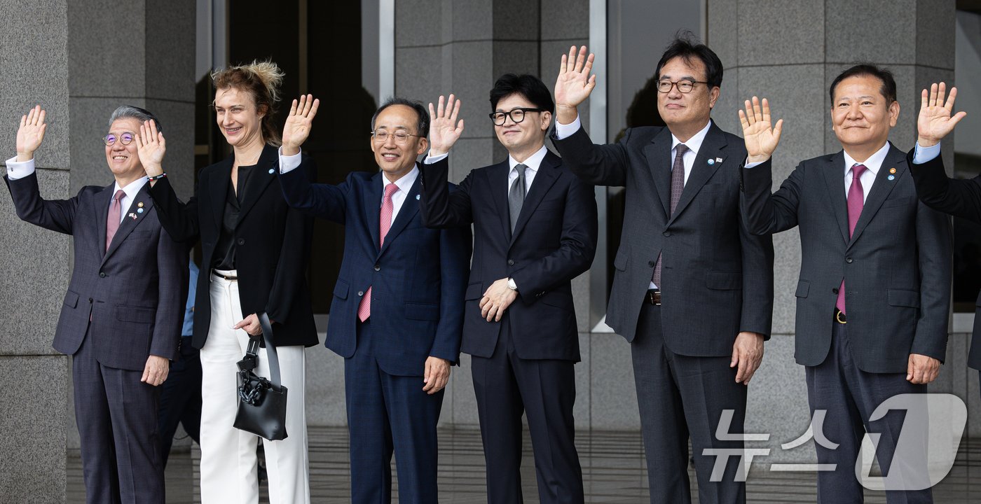 한동훈 국민의힘 대표와 추경호 원내대표, 정진석 대통령 비서실장을 비롯한 환송인사들이 19일 오전 경기도 성남시 서울공항에서 체코로 출국하는 윤석열 대통령을 환송하고 있다. 2024.9.19/뉴스1 ⓒ News1 이재명 기자