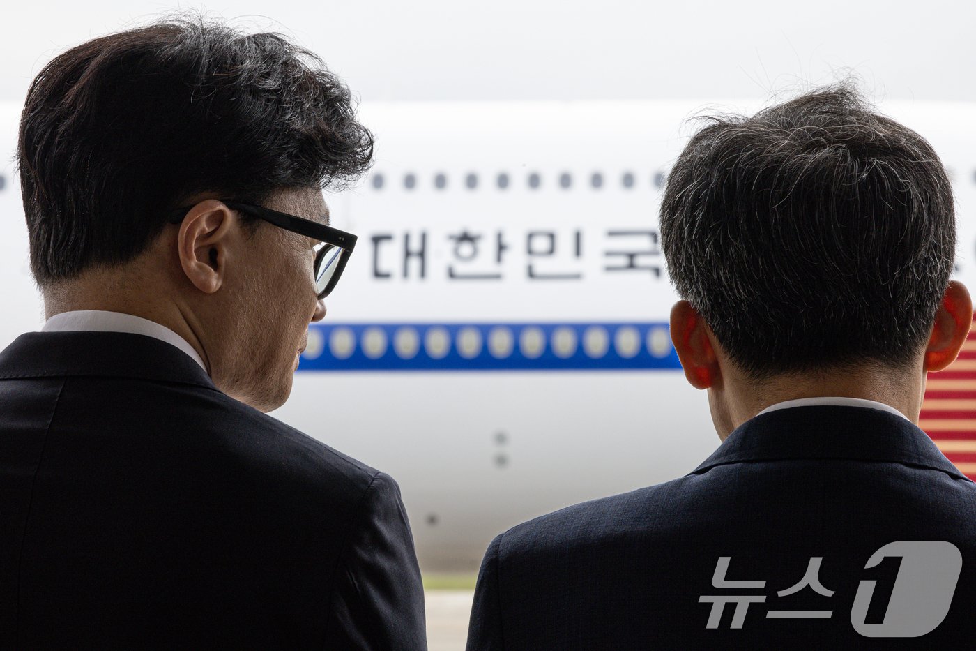 본문 이미지 - 한동훈 국민의힘 대표(왼쪽)와 추경호 원내대표가 19일 오전 경기도 성남시 서울공항에서 체코로 출국하는 윤석열 대통령을 환송하기 전 대화를 하고 있다. 2024.9.19/뉴스1 ⓒ News1 이재명 기자