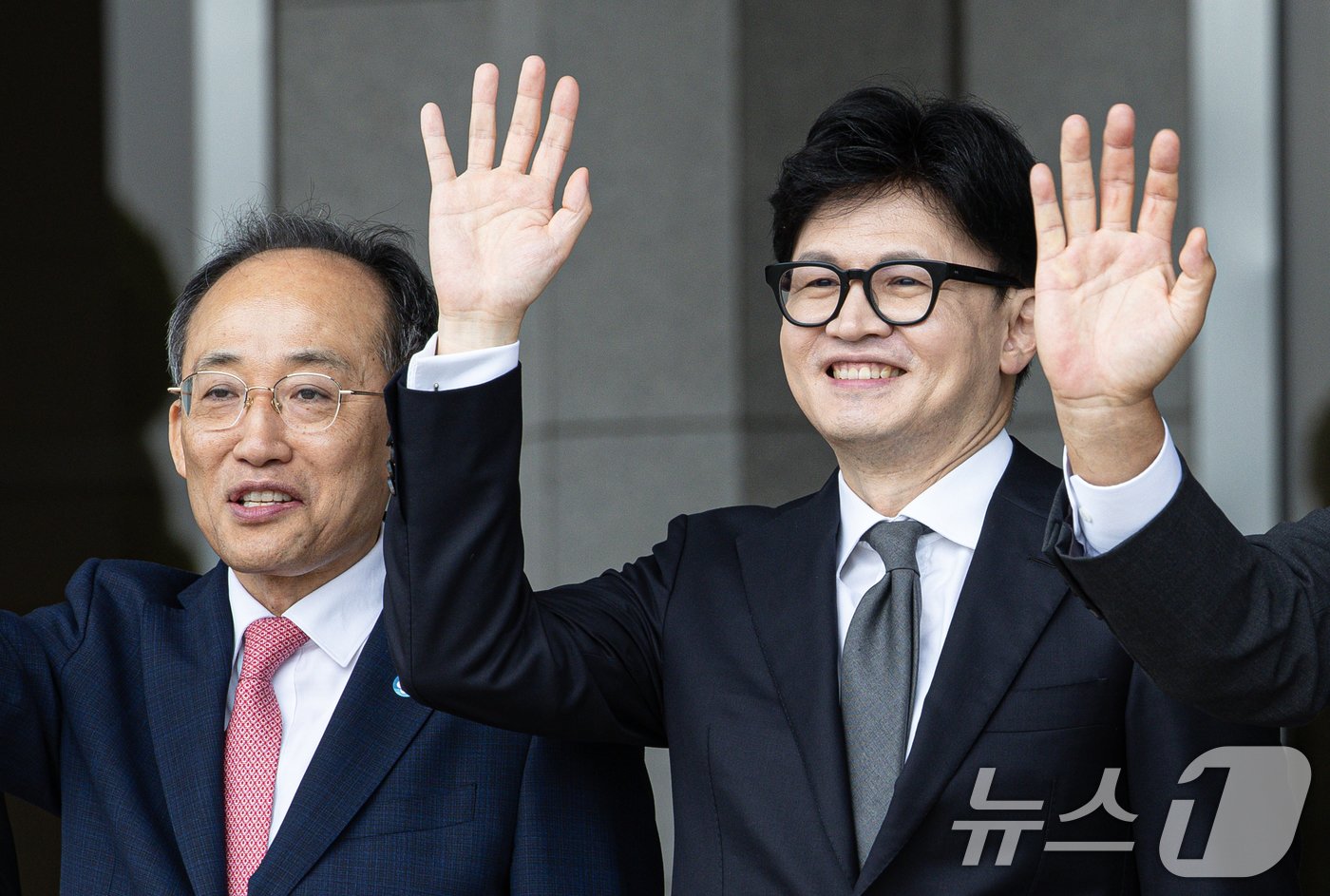본문 이미지 - 한동훈 국민의힘 대표&#40;오른쪽&#41;와 추경호 원내대표가 19일 오전 경기도 성남시 서울공항에서 체코로 출국하는 윤석열 대통령을 환송하고 있다. 2024.9.19/뉴스1 ⓒ News1 이재명 기자