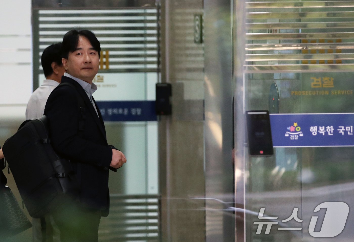 본문 이미지 - 류화현 위메프 대표가 대규모 환불 지연 사태와 관련한 피의자 조사를 받기 위해 19일 오전 서울 서초구 서울중앙지검에 출석하고 있다. 2024.9.19/뉴스1 ⓒ News1 오대일 기자