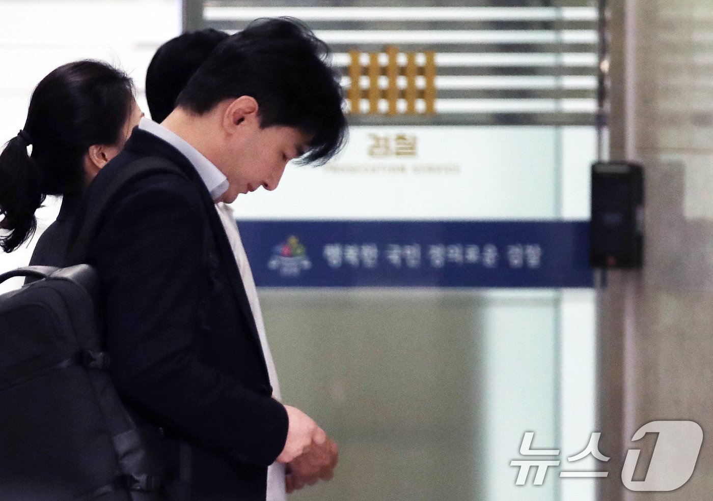 본문 이미지 - 류화현 위메프 대표가 대규모 환불 지연 사태와 관련한 피의자 조사를 받기 위해 19일 오전 서울 서초구 서울중앙지검에 출석하고 있다. 2024.9.19/뉴스1 ⓒ News1 오대일 기자