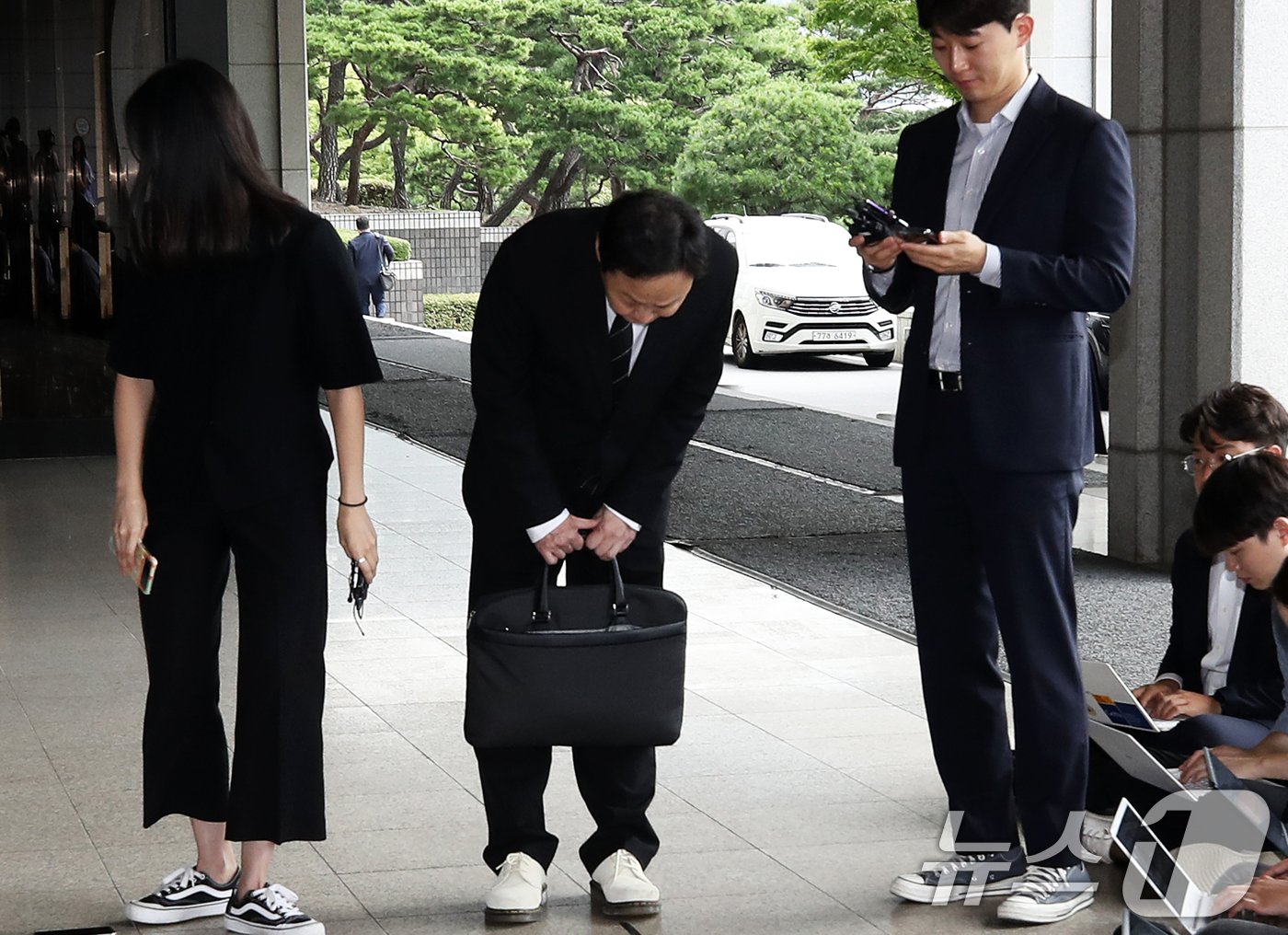 류광진 티몬 대표가 대규모 환불 지연 사태와 관련한 피의자 조사를 받기 위해 19일 오전 서울 서초구 서울중앙지검에 출석하며 고개 숙여 인사하고 있다.  2024.9.19/뉴스1 ⓒ News1 오대일 기자