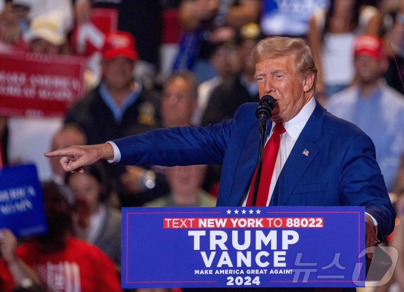 본문 이미지 - 미국 공화당 대통령 후보인 도널드 트럼프 전 대통령이 지난 18일&#40;현지시간&#41; 뉴욕주 유니언데일에서 선거 유세를 갖고 “2차례의 암살 시도에서 자신을 살린 것은 하나님이었음이 틀림없다”고 말하고 있다. 2024.09.19 ⓒ AFP=뉴스1 ⓒ News1 우동명 기자