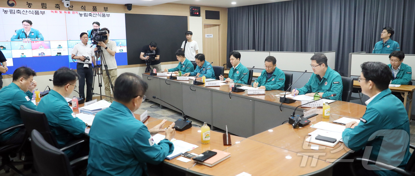 (세종=뉴스1) 김기남 기자 = 김종구 농림축산식품부 농업혁신정책실장이 19일 오전 세종시 정부세종청사 재난상황실에서 지난 18일 경기도 여주 한우농장에서 발생한 럼피스킨 발병과 …