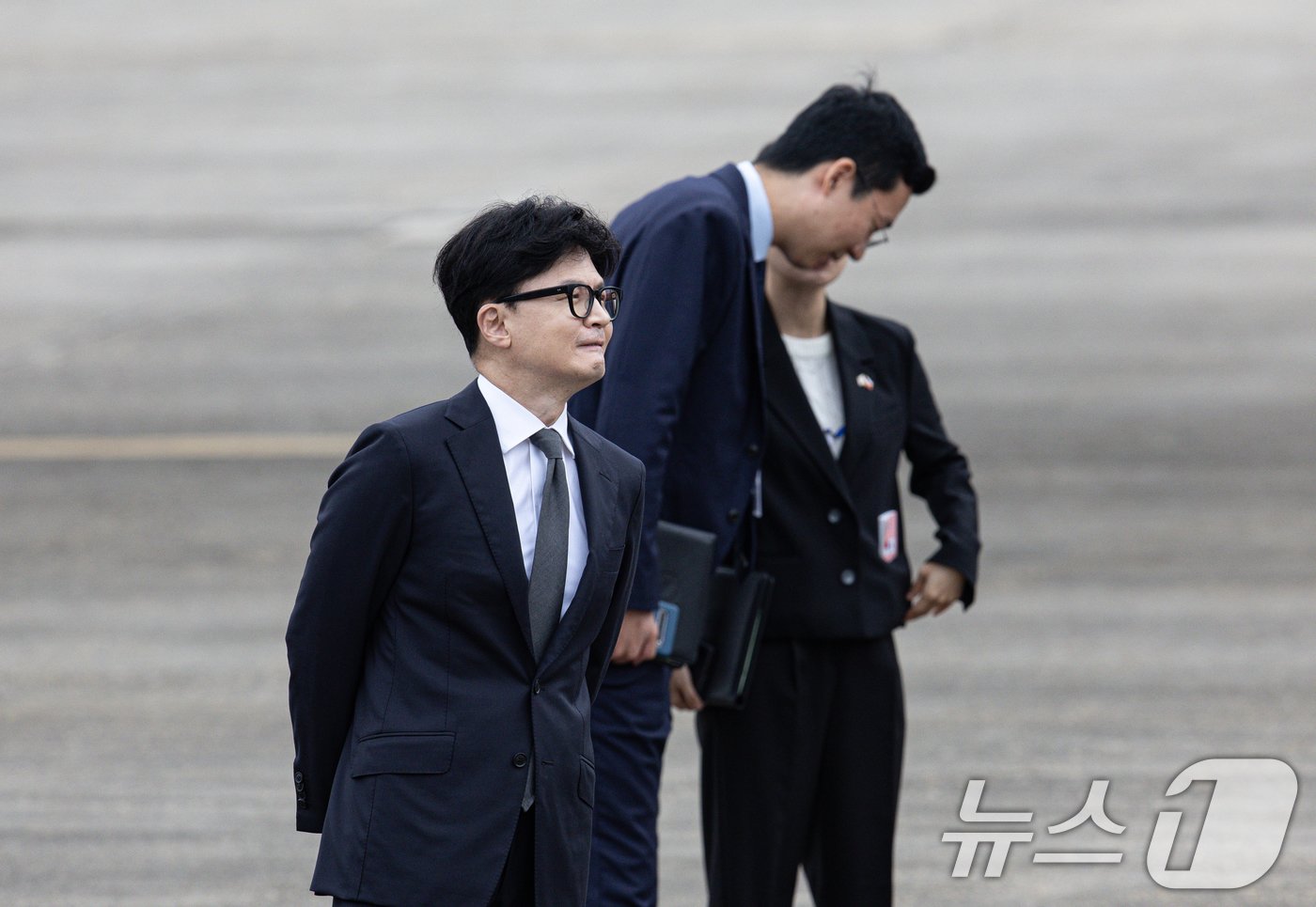 본문 이미지 - 한동훈 국민의힘 대표가 19일 오전 경기도 성남시 서울공항에서 체코로 출국하는 윤석열 대통령을 환송하기 위해 활주로에서 대기하고 있다. 2024.9.19/뉴스1 ⓒ News1 이재명 기자