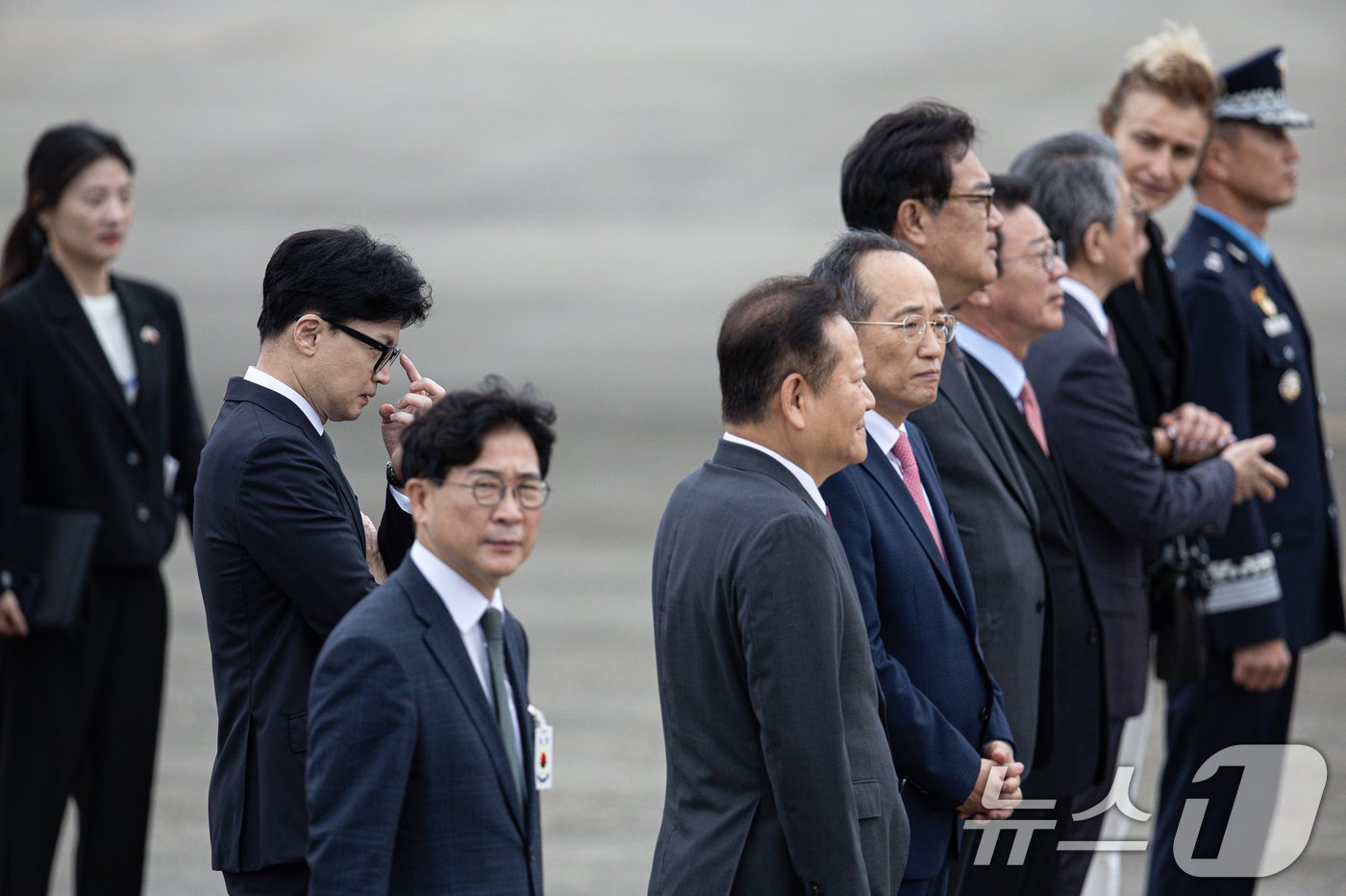 한동훈 국민의힘 대표가 19일 오전 경기도 성남시 서울공항에서 체코로 출국하는 윤석열 대통령을 환송하기 위해 활주로에서 대기하고 있다. 2024.9.19/뉴스1 ⓒ News1 이재명 기자