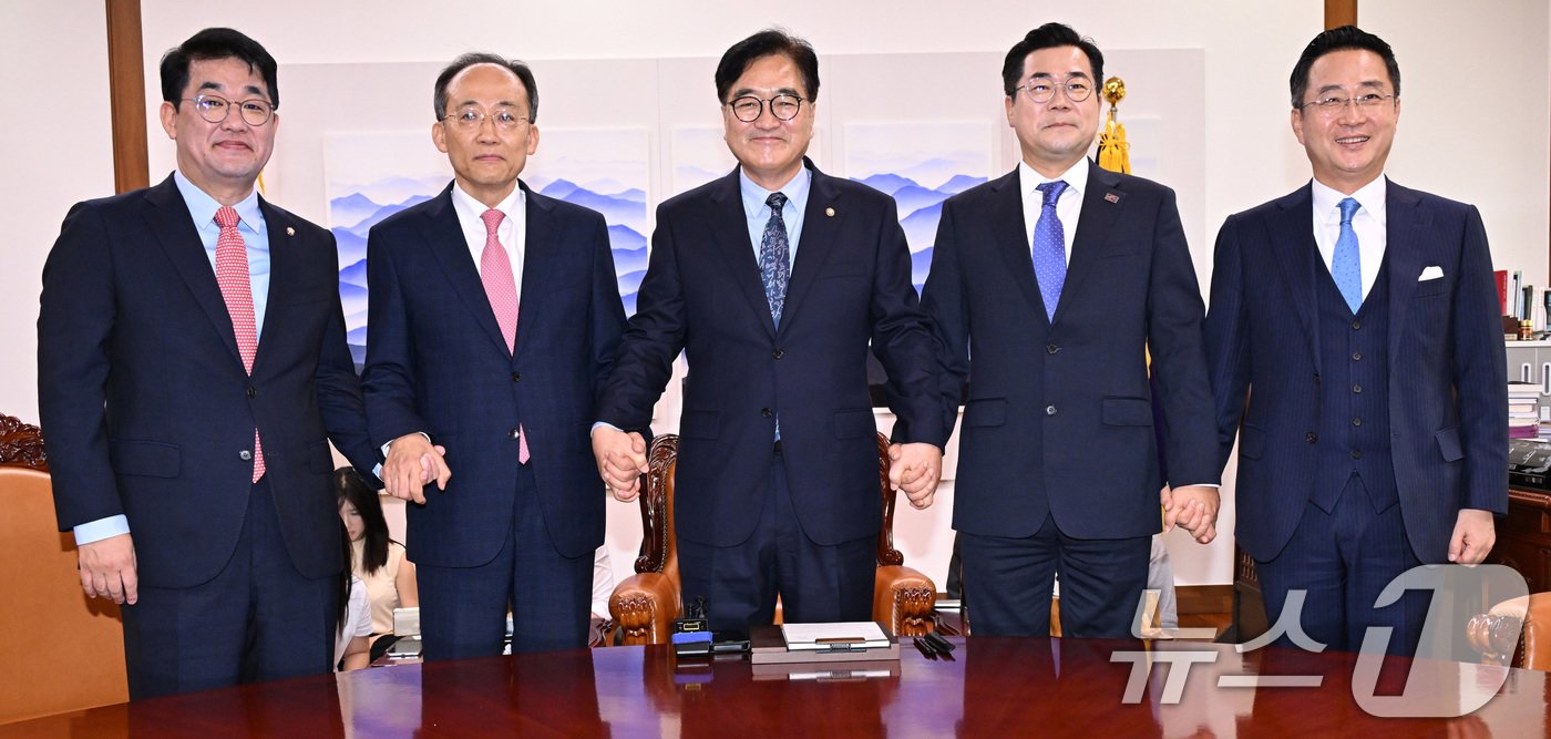 본문 이미지 - 우원식 국회의장이 19일 오전 서울 여의도 국회의장실에서 여야 원내대표와 회동하고 있다. 왼쪽부터 국민의힘 배준영 원내수석부대표, 추경호 원내대표, 우 의장, 더불어민주당 박찬대 원내대표, 박성준 원내수석부대표. (공동취재) 2024.9.19/뉴스1 ⓒ News1 김민지 기자