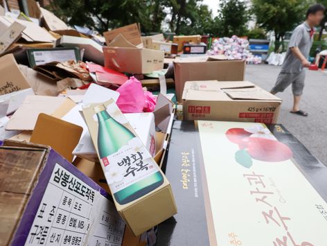 '명절 기간 수북이 쌓인 재활용 쓰레기'