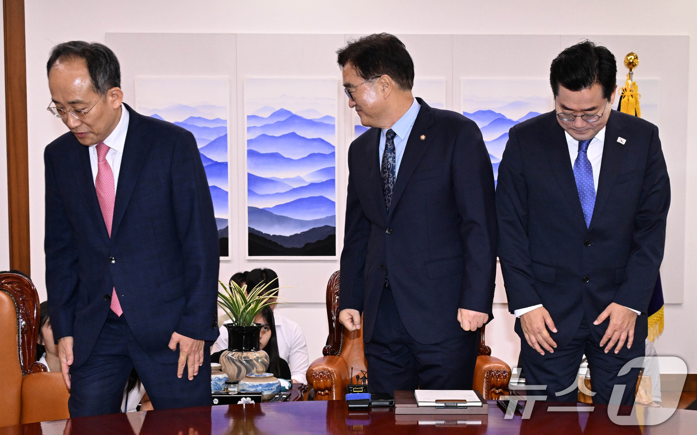 (서울=뉴스1) 김민지 기자 = 우원식 국회의장과 추경호 국민의힘 원내대표, 박찬대 더불어민주당 원내대표가 19일 오전 서울 여의도 국회의장실에서 기념촬영을 한 뒤 본회의 관련 논 …