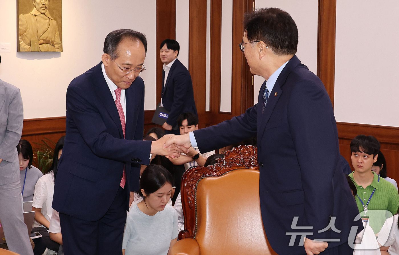 (서울=뉴스1) 김민지 기자 = 우원식 국회의장이 19일 오전 서울 여의도 국회의장실에서 열린 여야 원내대표 회동에서 추경호 국민의힘 원내대표와 인사하고 있다. (공동취재) 202 …