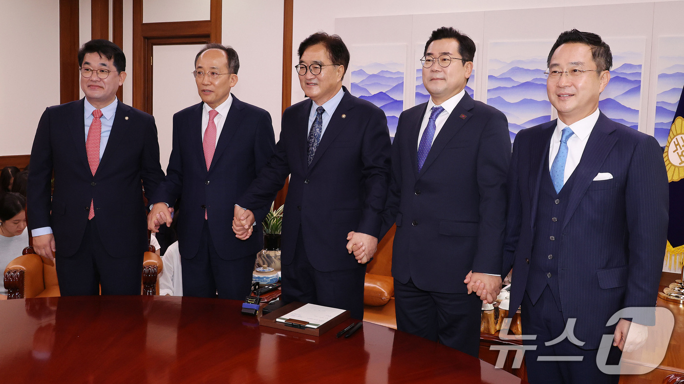 (서울=뉴스1) 김민지 기자 = 우원식 국회의장이 19일 오전 서울 여의도 국회의장실에서 여야 원내대표와 회동하고 있다.왼쪽부터 국민의힘 배준영 원내수석부대표, 추경호 원내대표, …