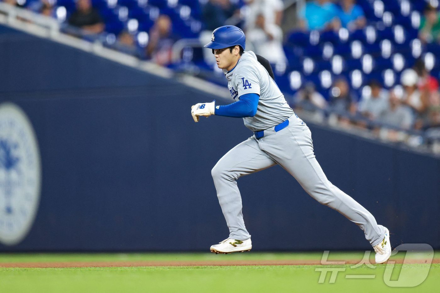 20일&#40;한국시간&#41; 미국 플로리다주 마이애미의 론디포 파크에서 열린 2024 MLB LA 다저스와 마이애미 말린스와 경기에서 LA 다저스 오타니 쇼헤이가 50호 도루를 하고 있다. ⓒ AFP=뉴스1