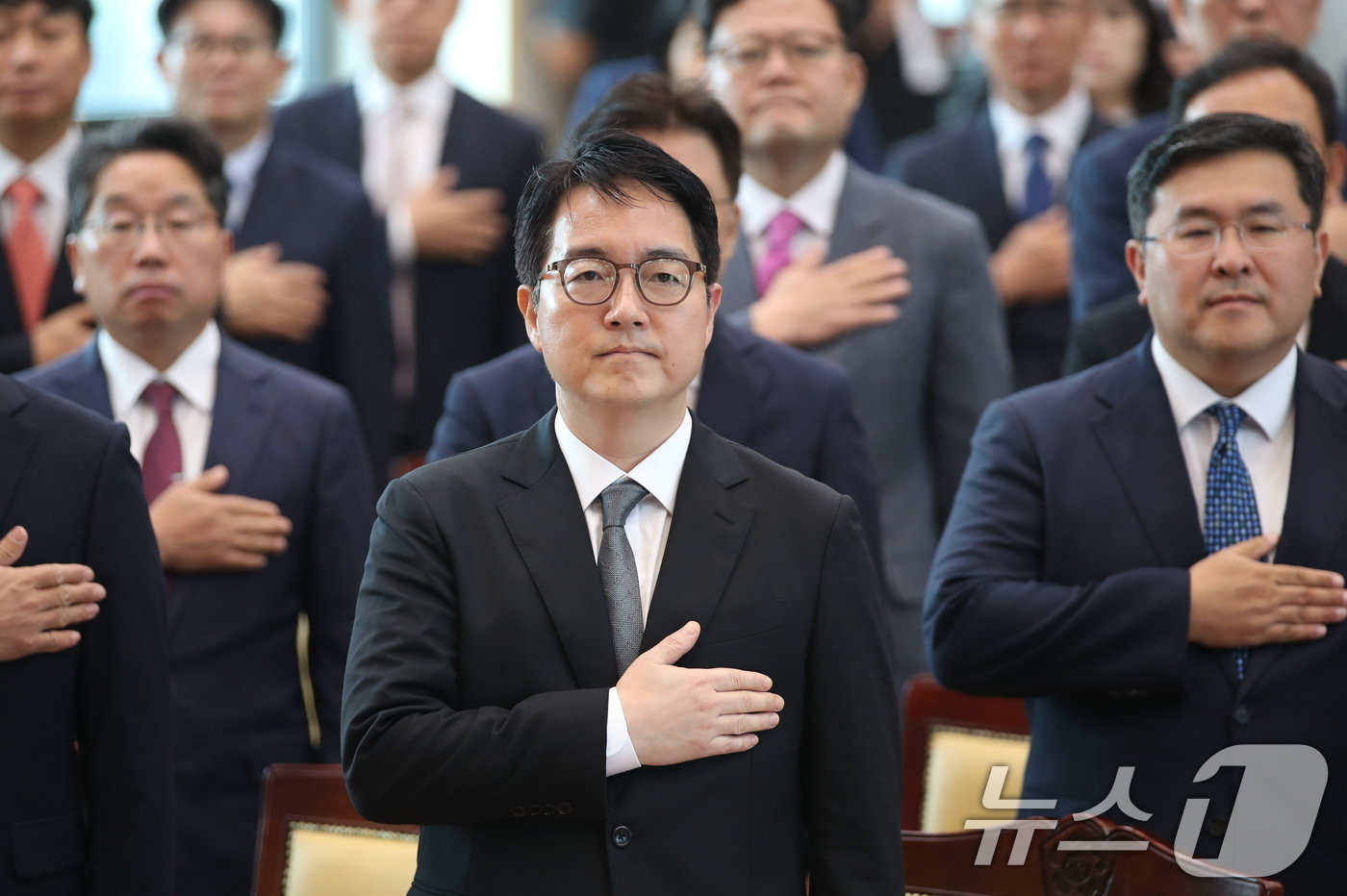 본문 이미지 - 심우정 신임 검찰총장이 19일 오전 서울 서초구 대검찰청 대회의실에서 열린 제46대 검찰총장 취임식에서 국기에 경례하고 있다. 2024.9.19/뉴스1 ⓒ News1 오대일 기자