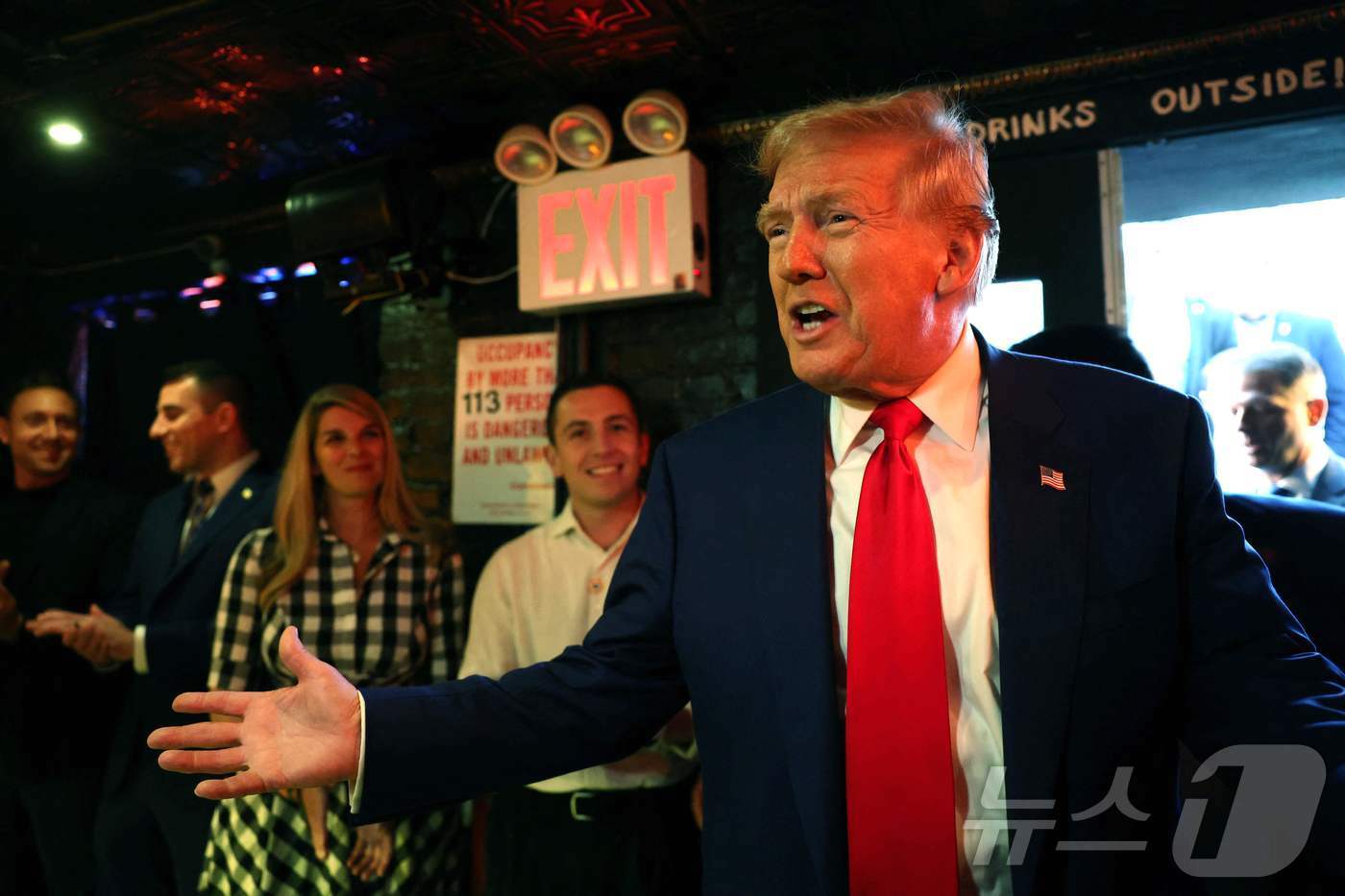 본문 이미지 - 미국 공화당 대통령 후보인 도널드 트럼프 전 대통령이 18일&#40;현지시간&#41; 뉴욕의 술집인 펍키 바를 방문해 비트코인으로 치즈버거를 구매하고 있다. 2024.09.19 ⓒ AFP=뉴스1 ⓒ News1 우동명 기자