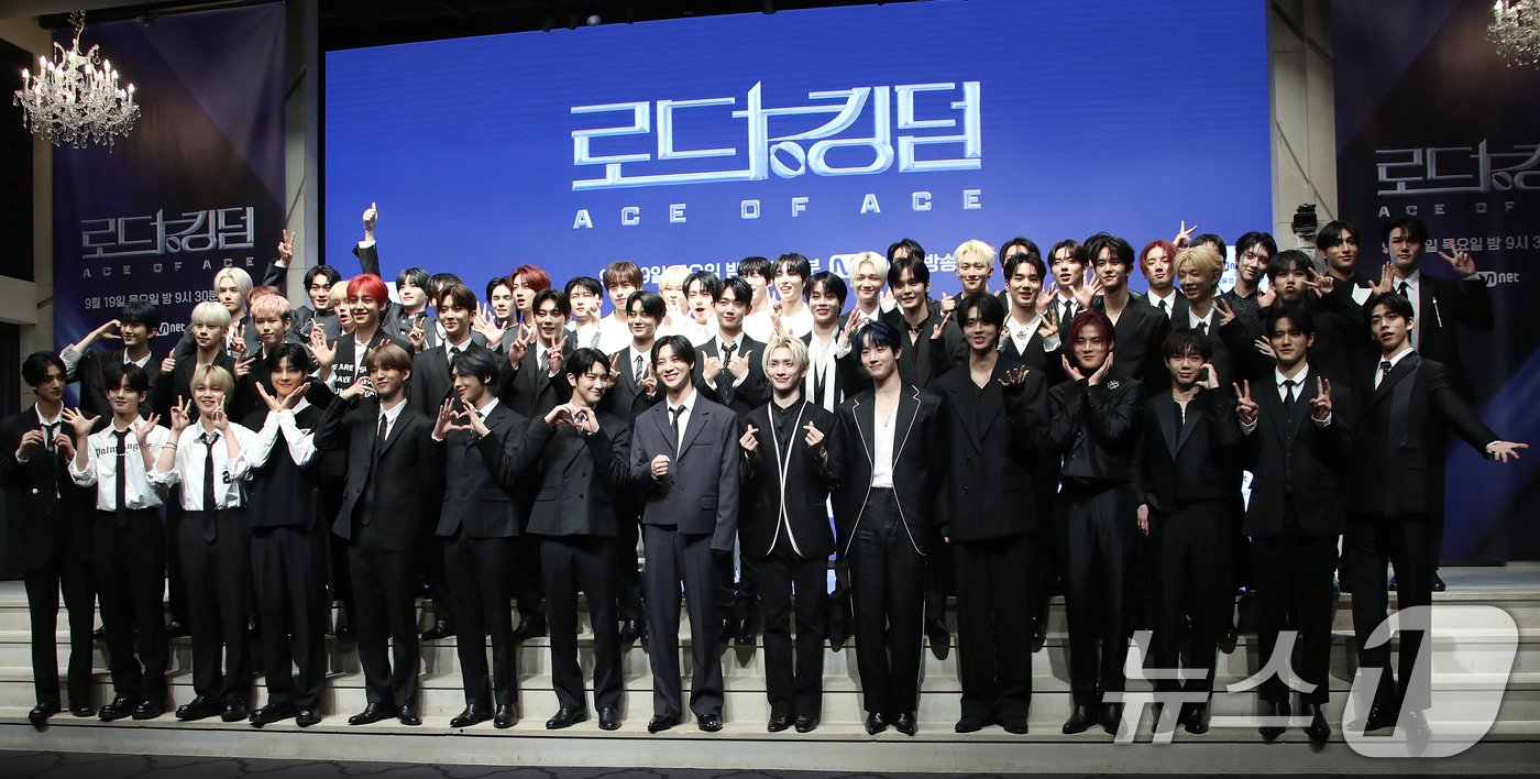 본문 이미지 - 19일 오전 서울 강남구 논현로 엘리에나호텔에서 열린 엠넷 '로드 투 킹덤: 에이스 오브 에이스'(이하 '로드 투 킹덤')의 제작발표회에서 출연자들이 포즈를 취하고 있다. '로드 투 킹덤: 에이스 오브 에이스'는 K팝 보이그룹 라이징 프로젝트로, 실력과 잠재력을 갖추고 있는 그룹들을 재조명하는 서바이벌이다. 2024.9.19/뉴스1 ⓒ News1 권현진 기자