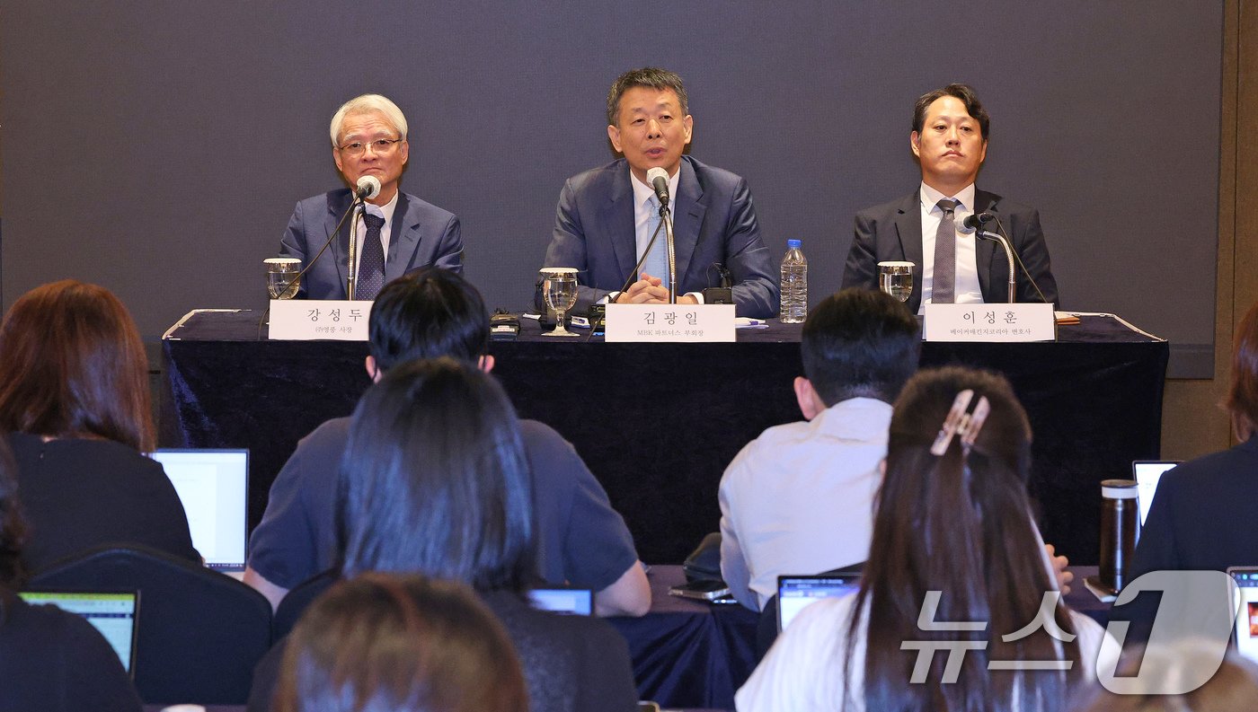 본문 이미지 - 19일 오전 서울 중구 롯데호텔에서 열린 MBK파트너스 고려아연 공개매수 관련 기자간담회에서 김광일 MBK 파트너스 부회장(가운데)가 취재진의 질문에 답하고 있다. 왼쪽부터 강성두 (주)영풍 사장, 김광일 MBK 파트너스 부회장, 이성훈 베이커매킨지코리아 변호사. 2024.9.19/뉴스1 ⓒ News1 장수영 기자