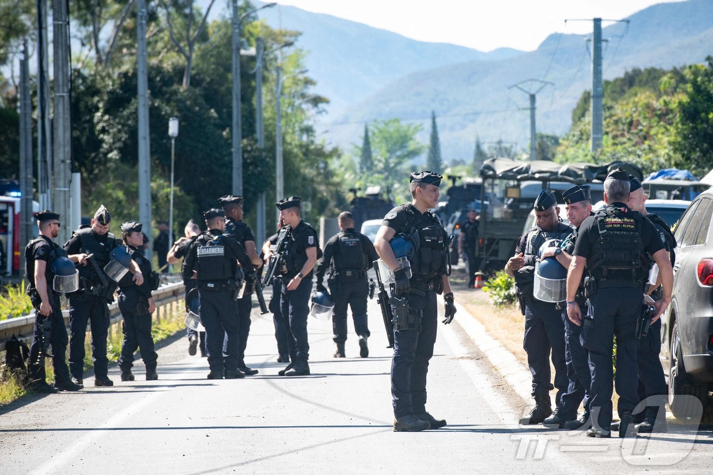 (몽도레 AFP=뉴스1) 김지완 기자 = 19일 남태평양에 위치한 프랑스령 뉴칼레도니아의 몽도레에서 프랑스 헌병들이 도로를 막고 있다. 현지 당국은 19일 프랑스 보안군의 작전 중 …