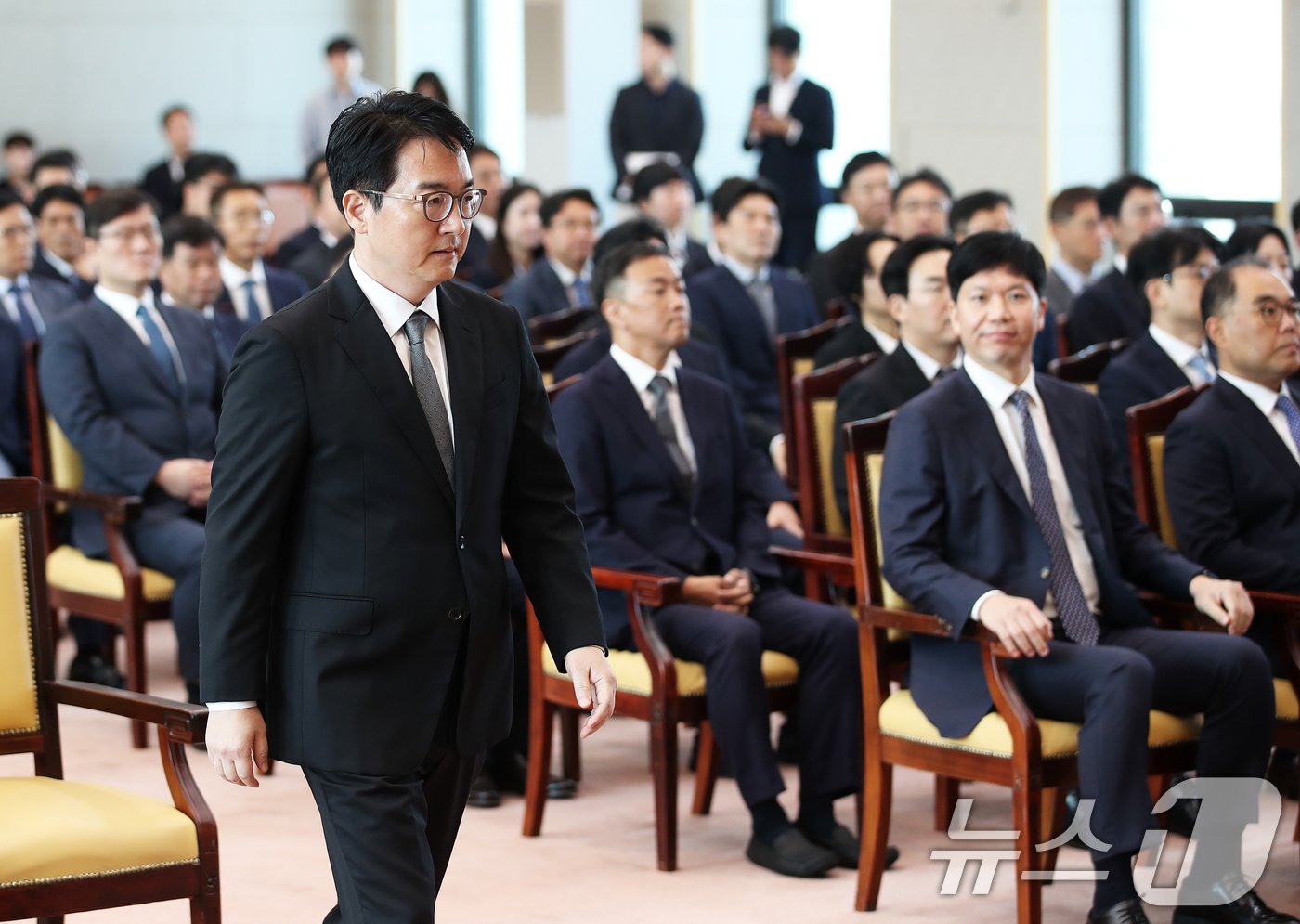 본문 이미지 - 심우정 신임 검찰총장(53·사법연수원 26기)이 19일 오전 서울 서초구 대검찰청 대회의실에서 열린 제46대 검찰총장 취임식에서 취임사를 하기 위해 단상으로 향하고 있다.  2024.9.19/뉴스1 ⓒ News1 오대일 기자