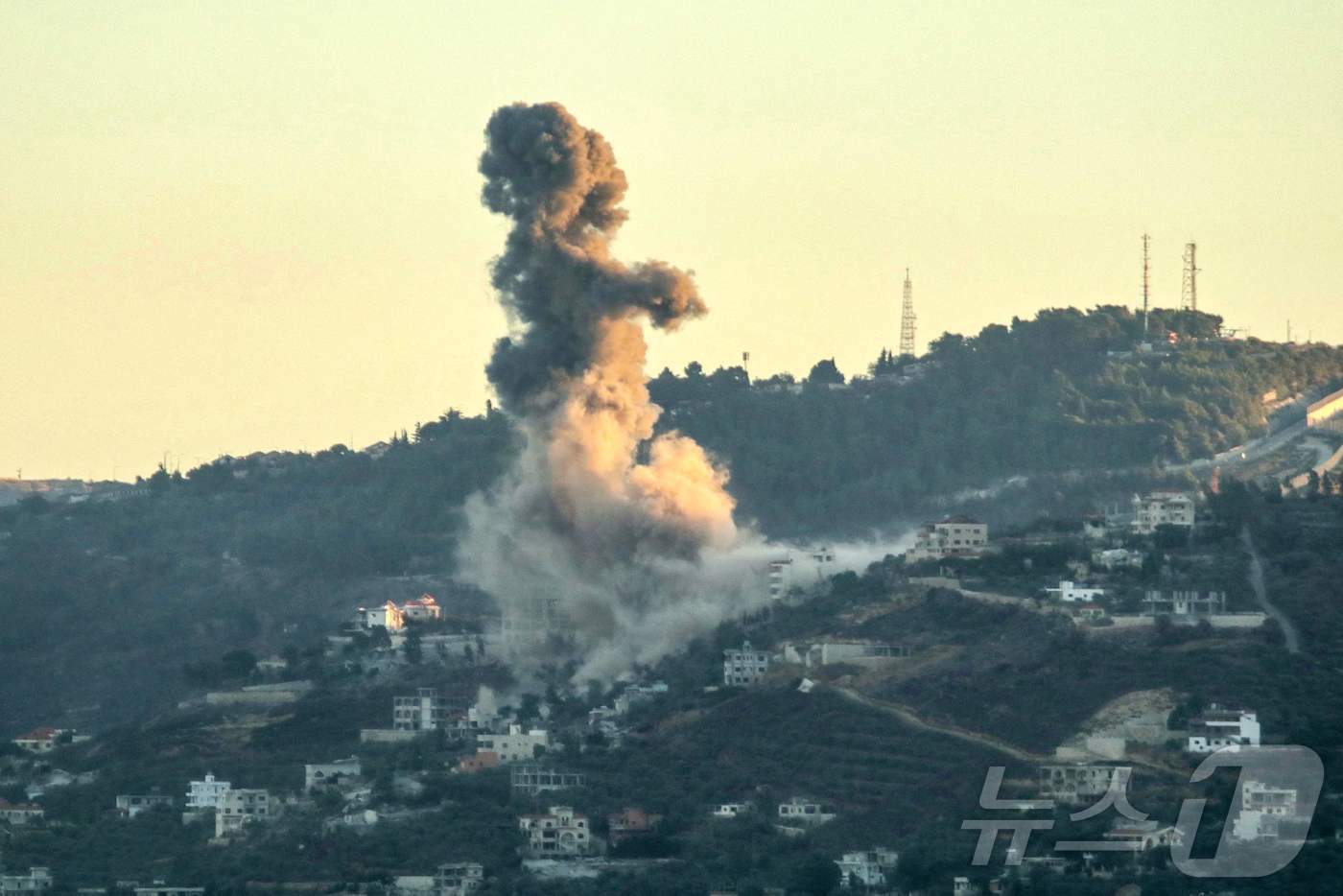 본문 이미지 - 18일(현지시간) 레바논 오다이스세에서 이스라엘 군의 포격을 받아 연기가 솟아 오르고 있다. 2024.09.19 ⓒ AFP=뉴스1 ⓒ News1 우동명 기자